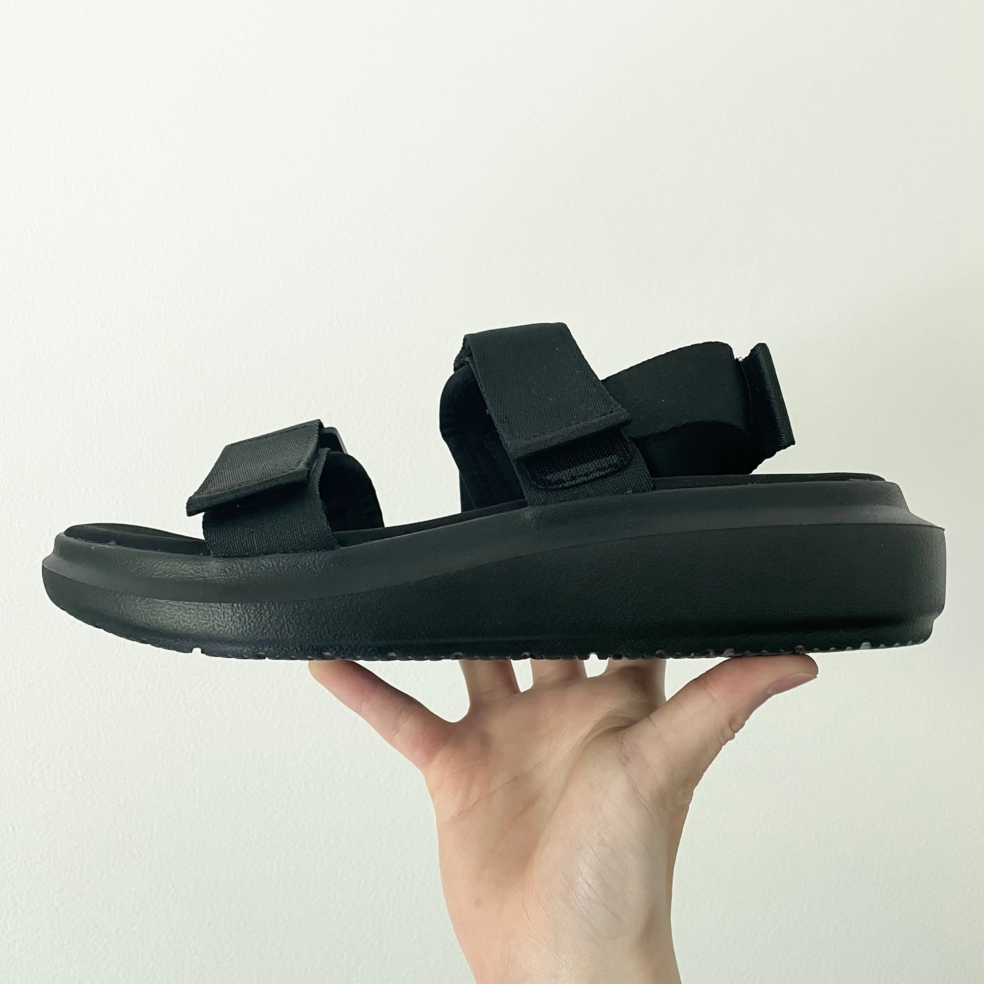 GU(ジーユー)のおすすめのメンズアイテム「ボリュームソールテープサンダル」