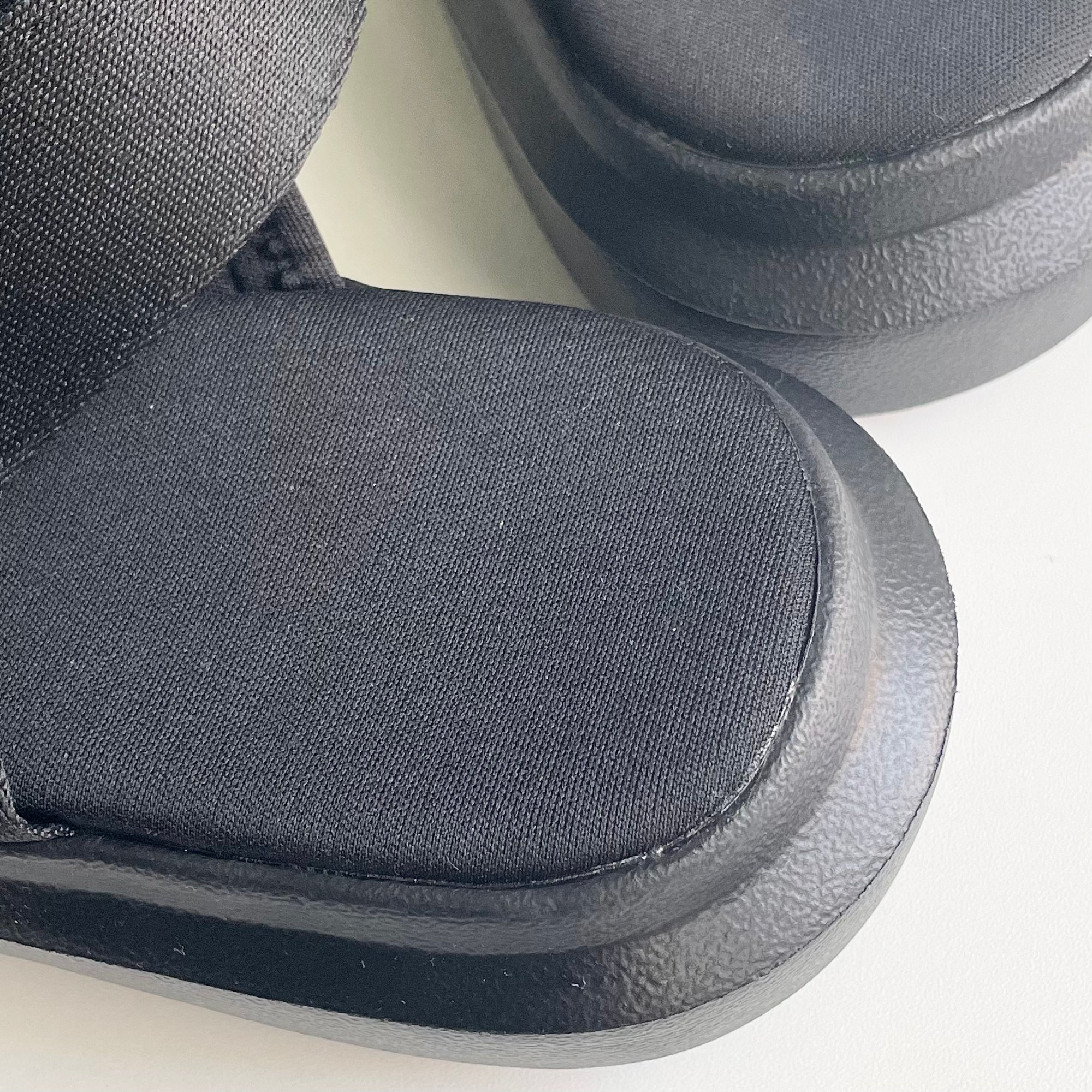 GU(ジーユー)のおすすめのメンズアイテム「ボリュームソールテープサンダル」