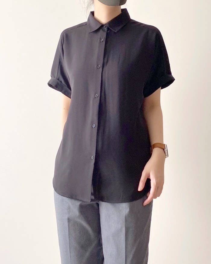 GU(ジーユー)のおすすめトップス「ドレープシャツ(半袖)」