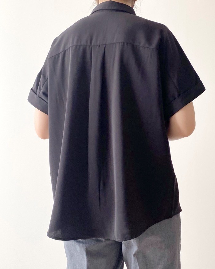 GU（ジーユー）のおすすめトップス「ドレープシャツ（半袖）」