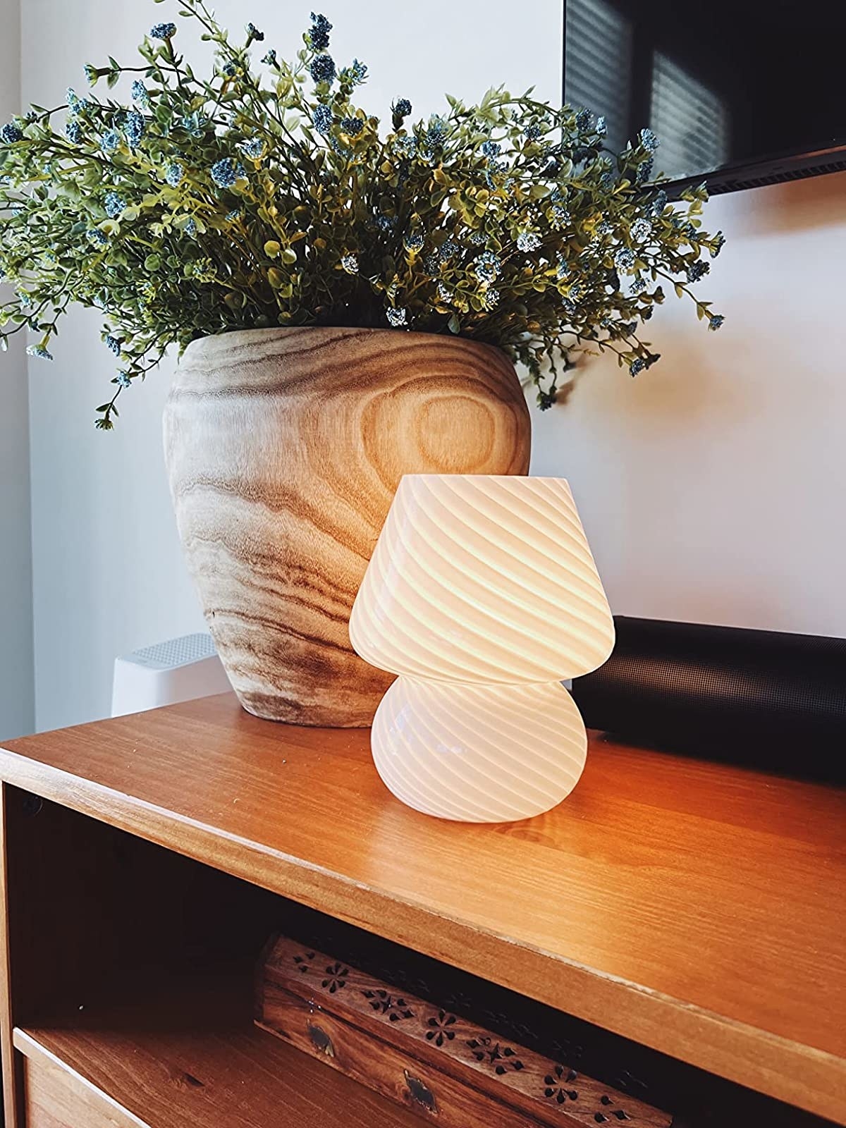 A reviewer&#x27;s photo of the white mushroom lamp