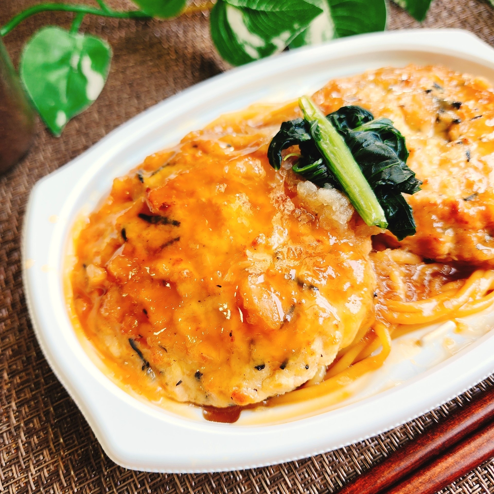 FamilyMart（ファミリーマート）のおすすめフード「豆腐ハンバーグ（和風おろしソース）」