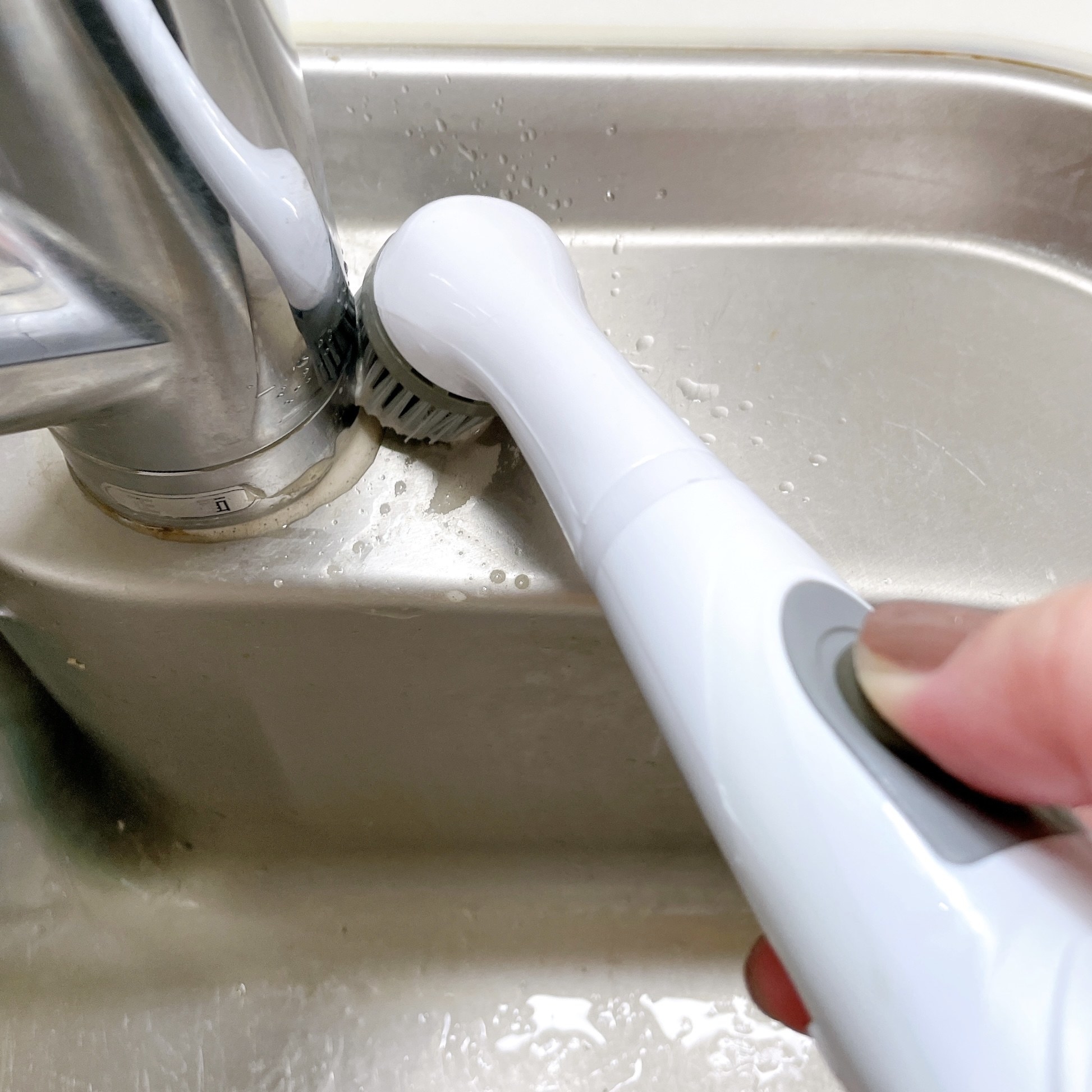 3COINS（スリーコインズ）のおすすめ掃除グッズ「【KITINTO】電動ブラシ」