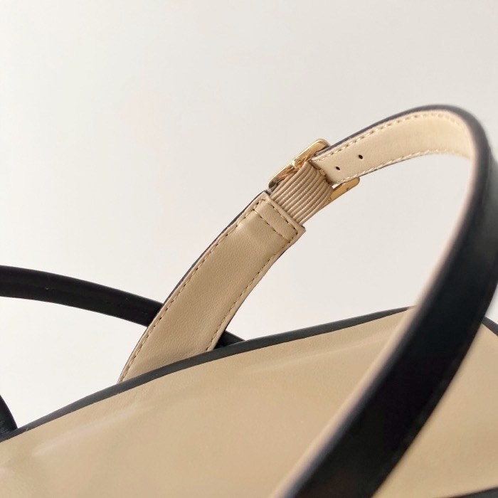 GU（ジーユー）のおすすめサンダル「ナローストラップクリアヒールサンダル」