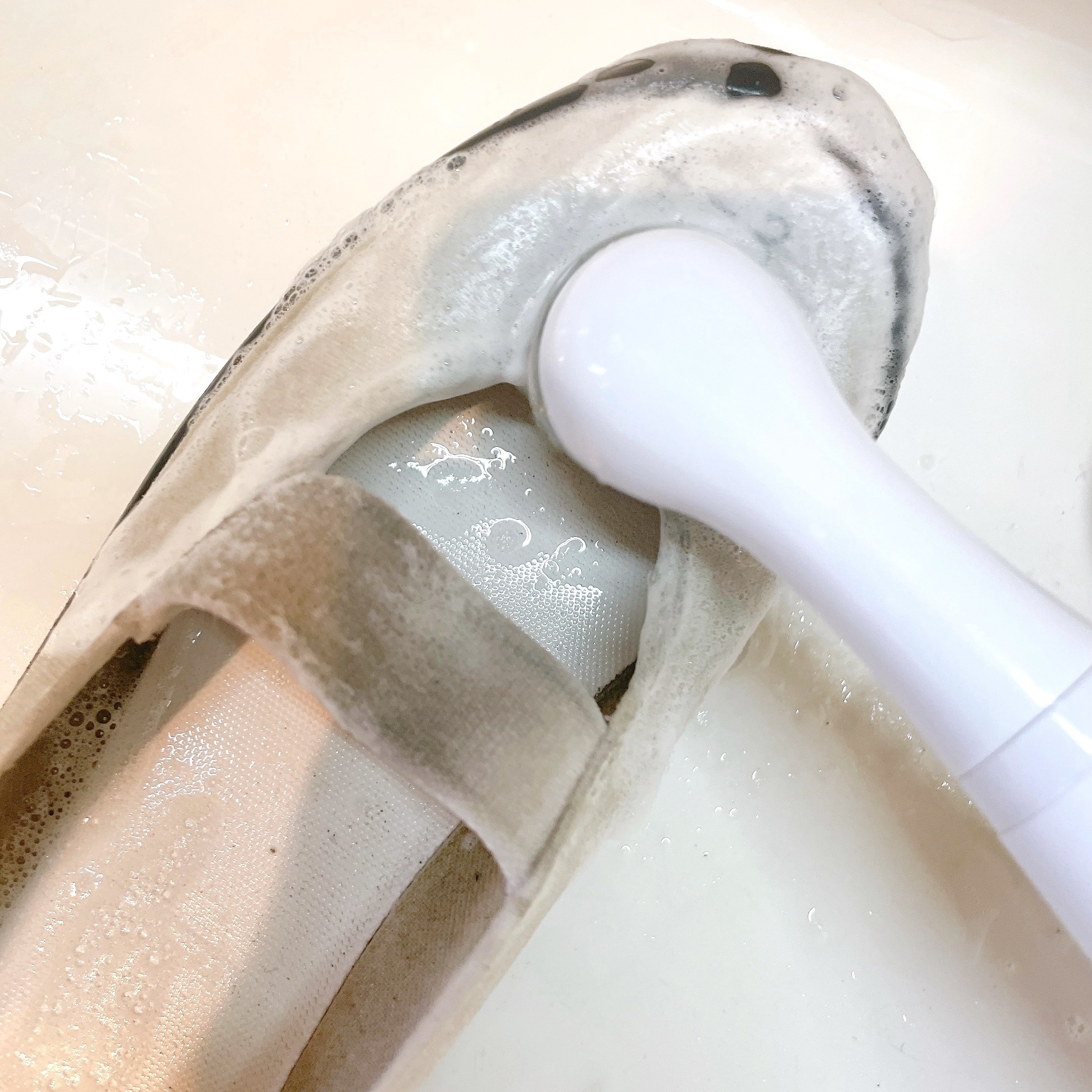 3COINS（スリーコインズ）のおすすめ掃除グッズ「【KITINTO】電動ブラシ」