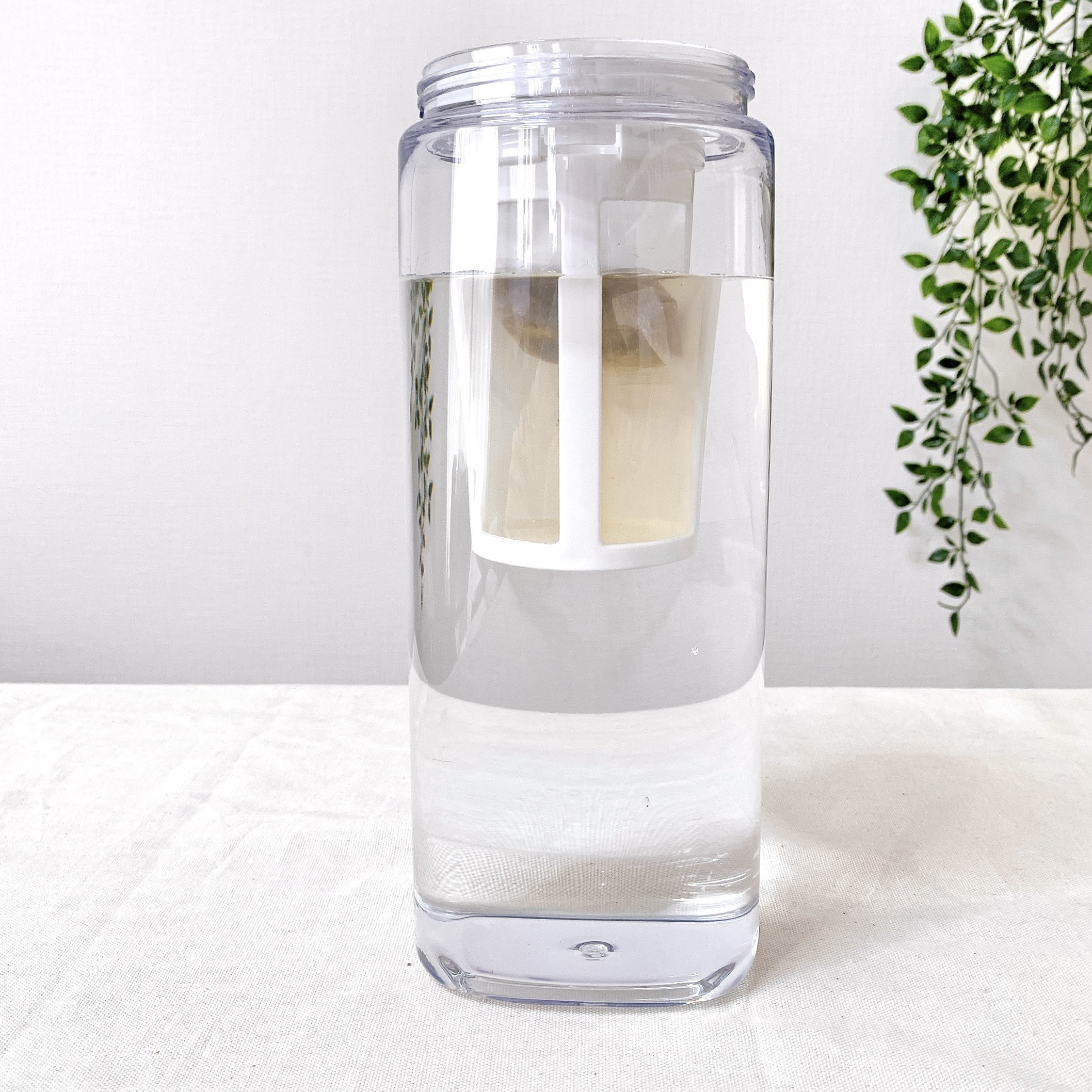 ニトリのおすすめの便利グッズ「たてよこ置けるワンプッシュ冷水筒 茶こし付き（2.1L）」