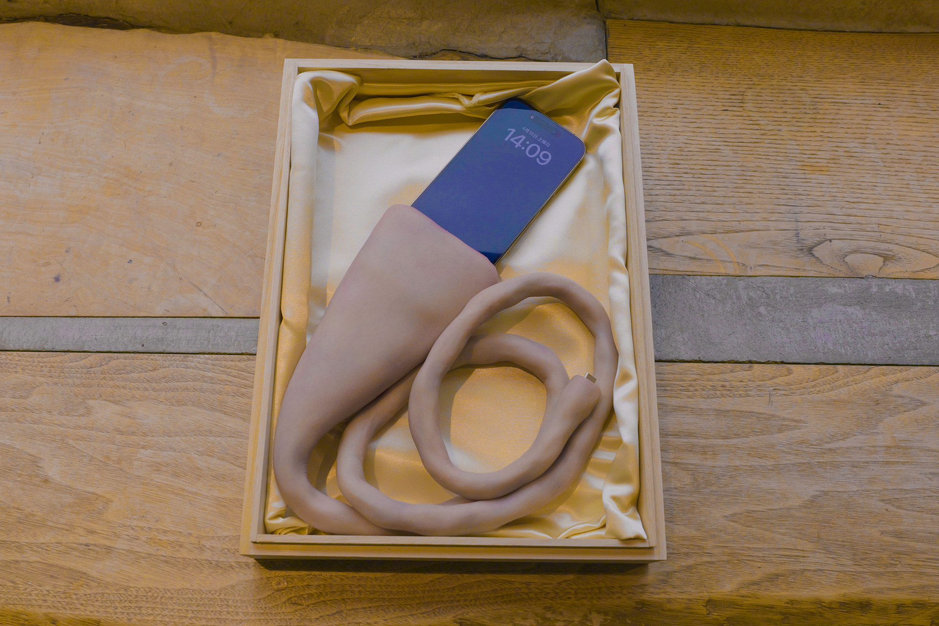 へその緒型充電ケーブル