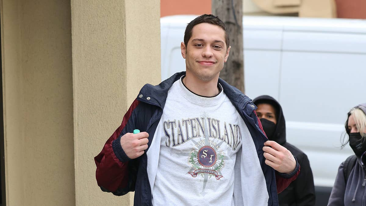 Following the New York Knicks’ playoff win on Sunday at Madison Square Garden, Pete Davidson was seen pushing a man after he invaded the comedian’s space.