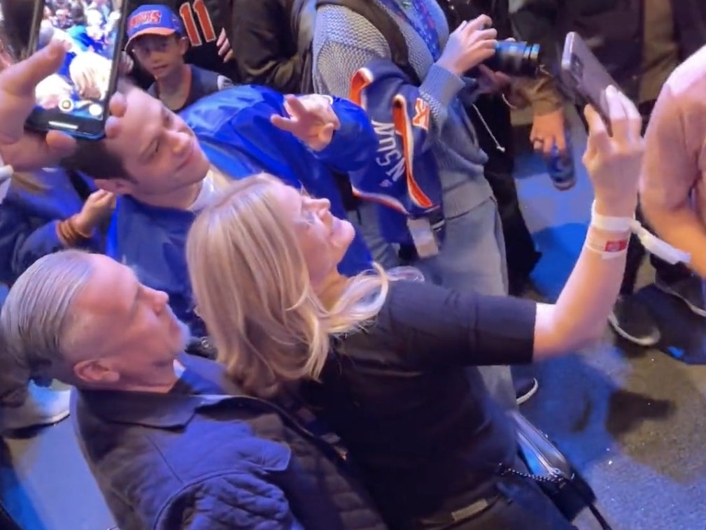 Pete Davidson appears to push away overzealous Knicks fan