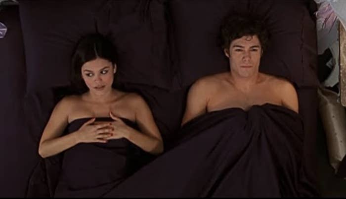 一个女人和一个女人躺在床背上