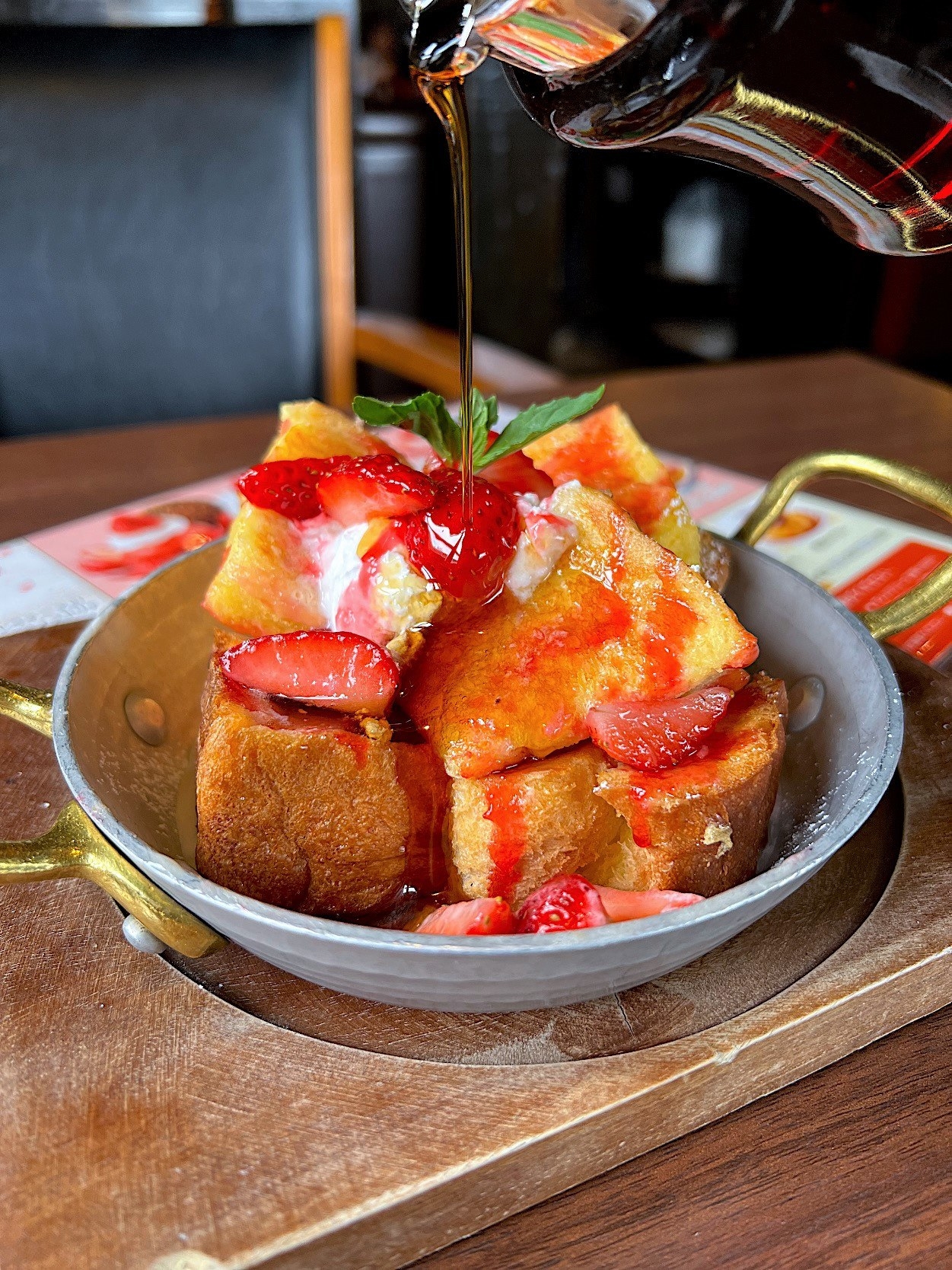 星乃珈琲のおすすめスイーツ「苺のフレンチトースト」
