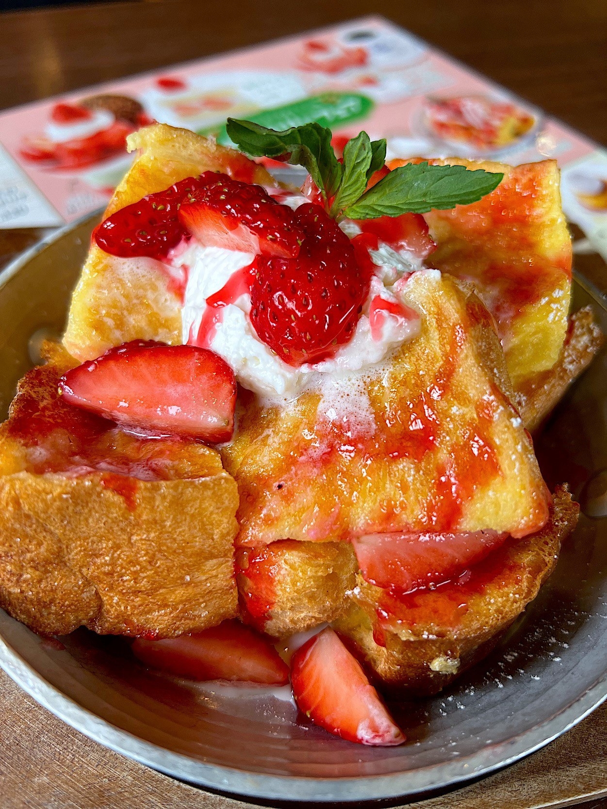 星乃珈琲のおすすめスイーツ「苺のフレンチトースト」