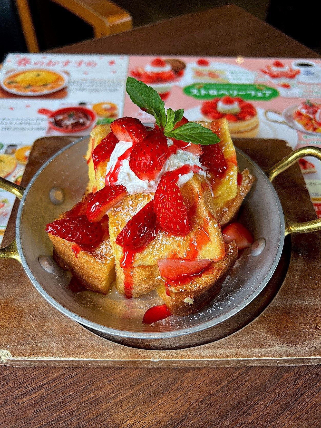 星乃珈琲のおすすめスイーツ「苺のフレンチトースト」