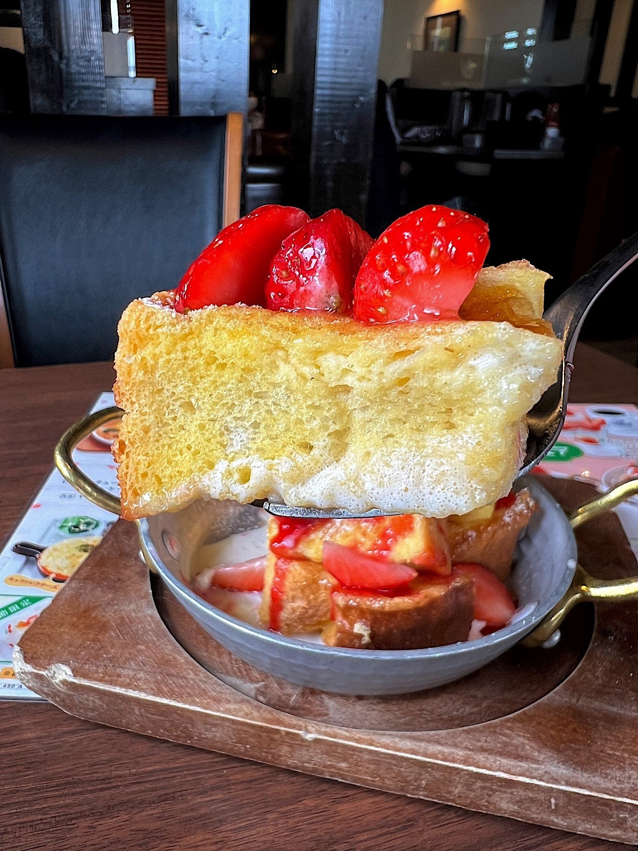 星乃珈琲のおすすめスイーツ「苺のフレンチトースト」