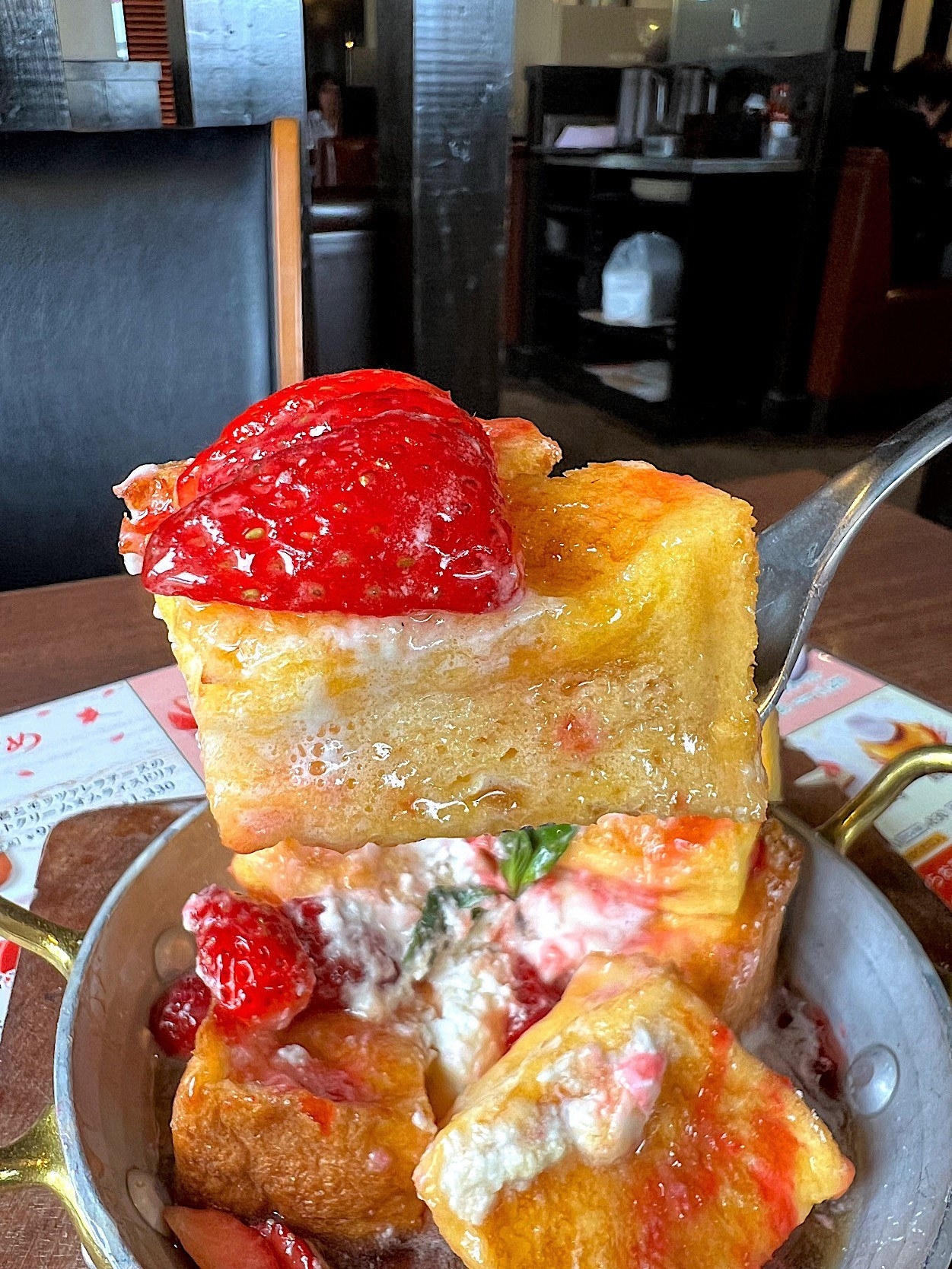 星乃珈琲のおすすめスイーツ「苺のフレンチトースト」