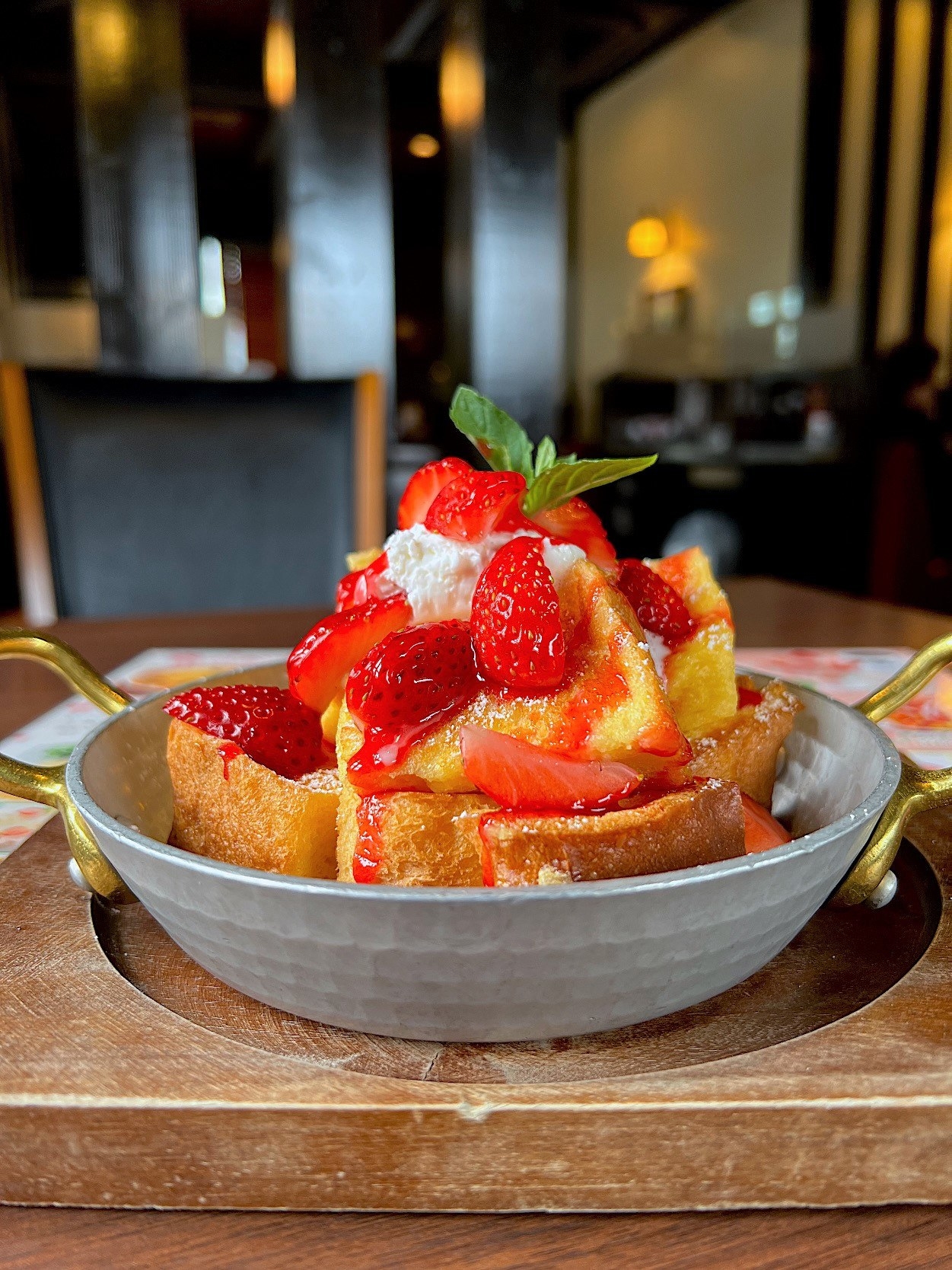 星乃珈琲のおすすめスイーツ「苺のフレンチトースト」