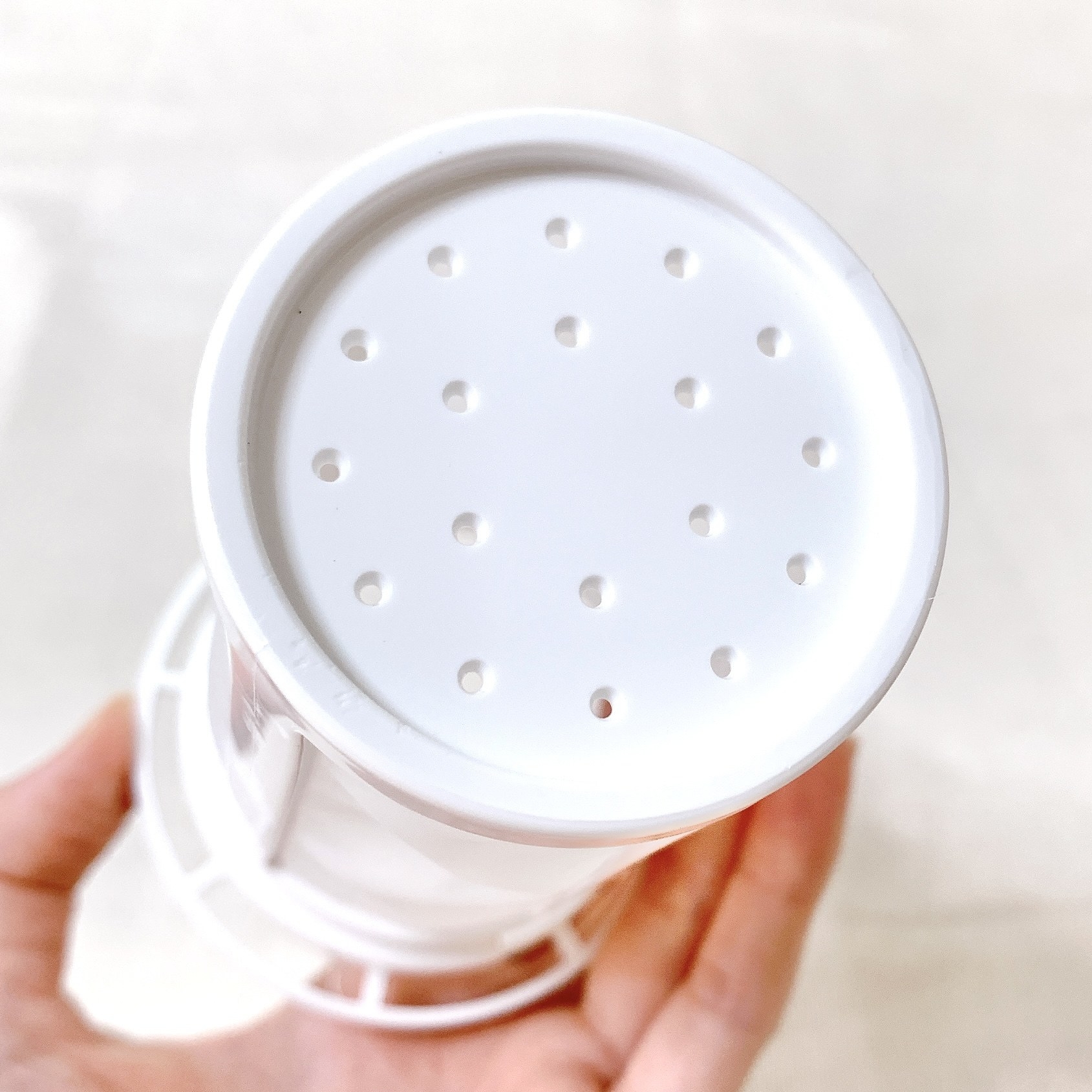 ニトリのおすすめの便利グッズ「たてよこ置けるワンプッシュ冷水筒 茶こし付き(2.1L)」