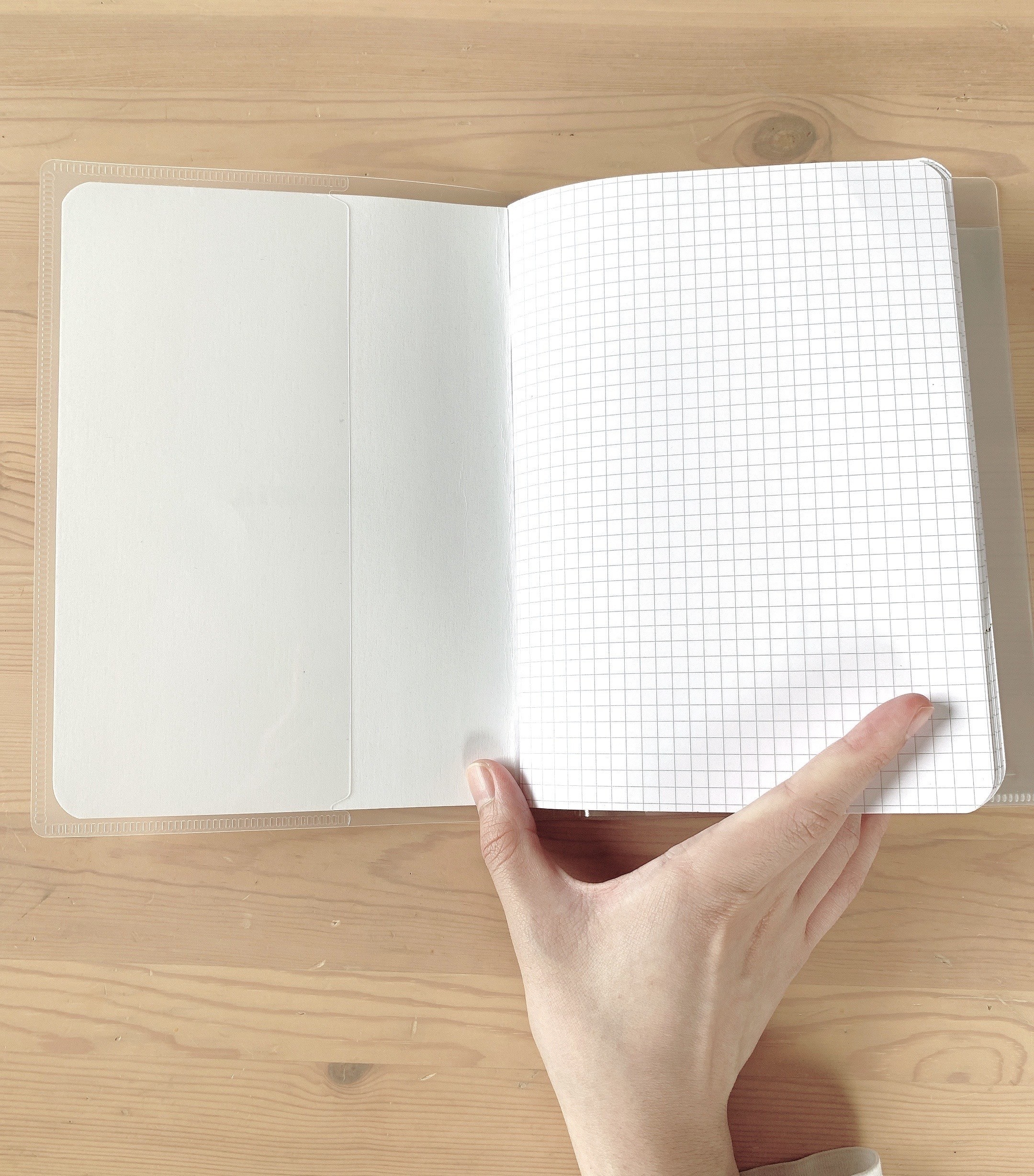 無印良品のおすすめアイデアグッズ「ノートカバ―にもなるスリムポケットホルダー」