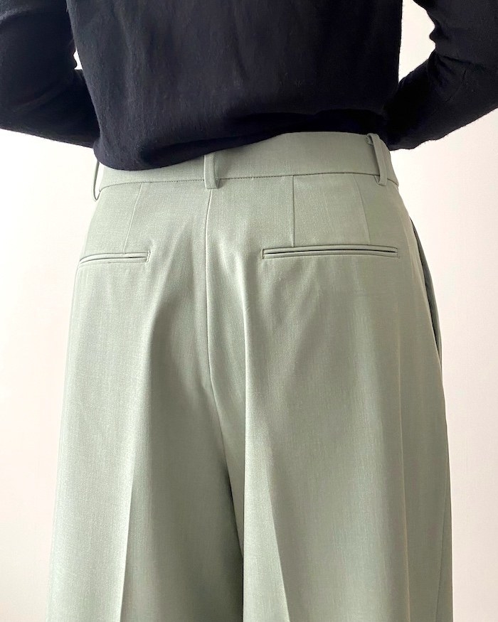 ユニクロのオススメのボトムス「タックワイドパンツ」