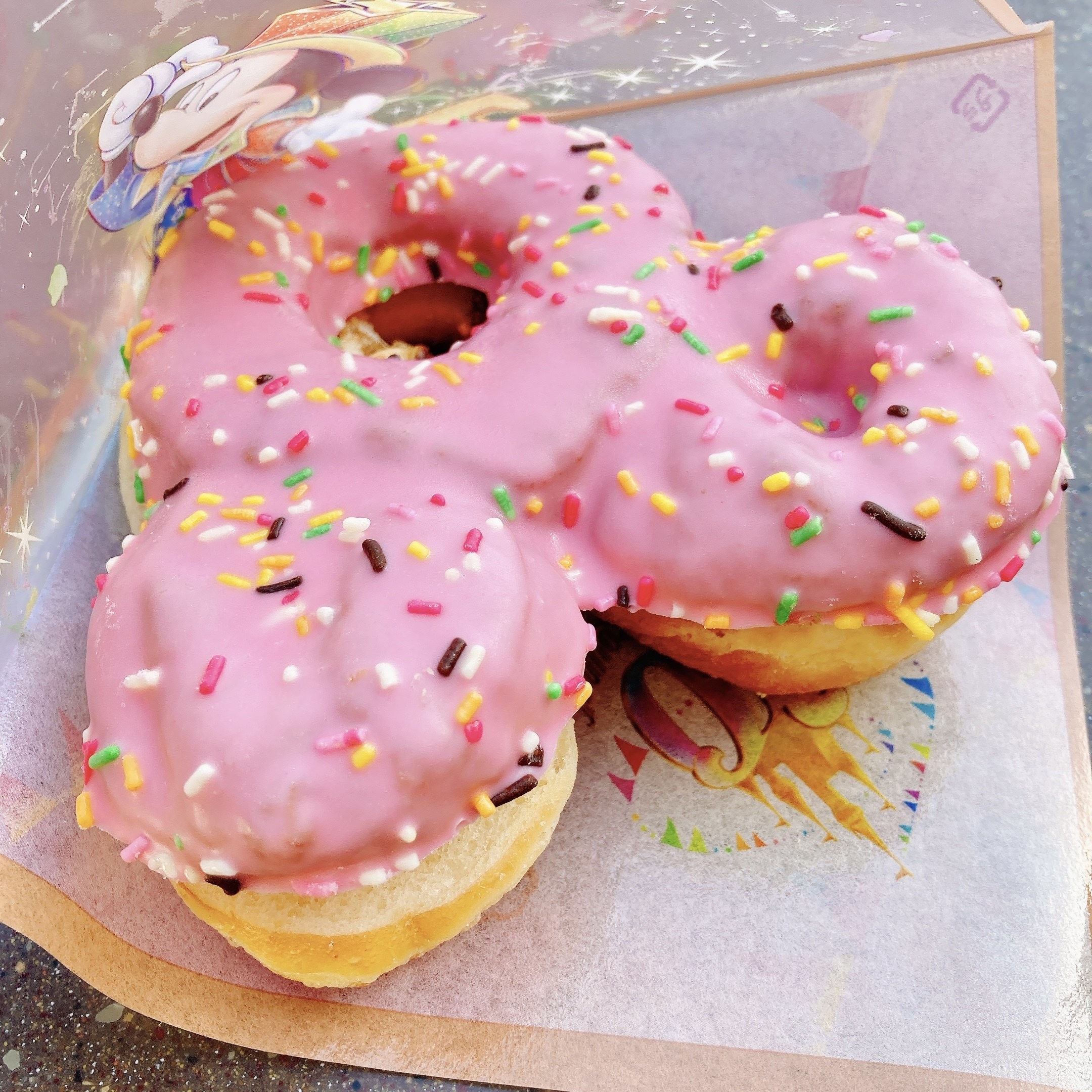 ディズニーシー限定のスペシャルメニュー「ティラミスドーナツ（アーモンド入り）」