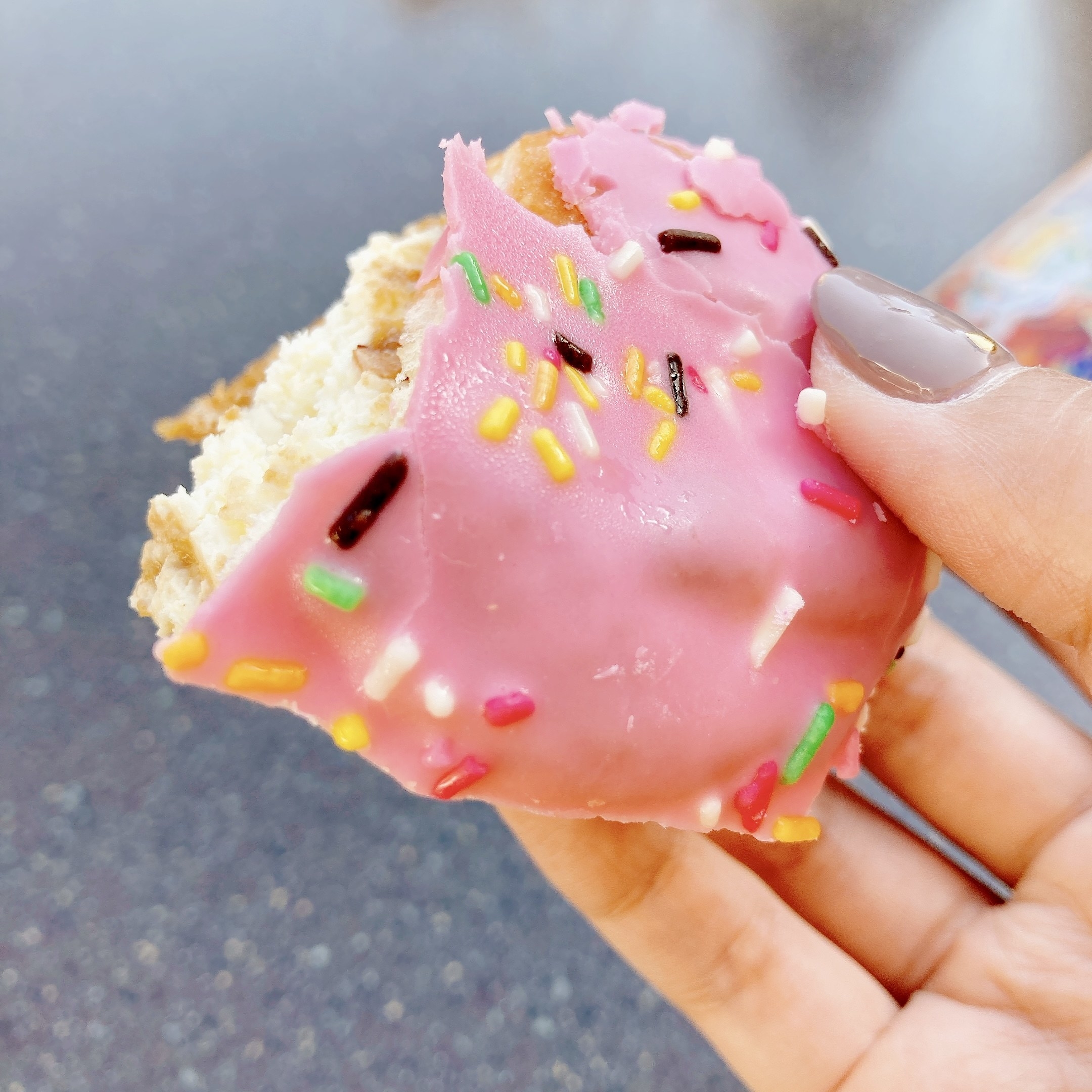 ディズニーシー限定のスペシャルメニュー「ティラミスドーナツ（アーモンド入り）」