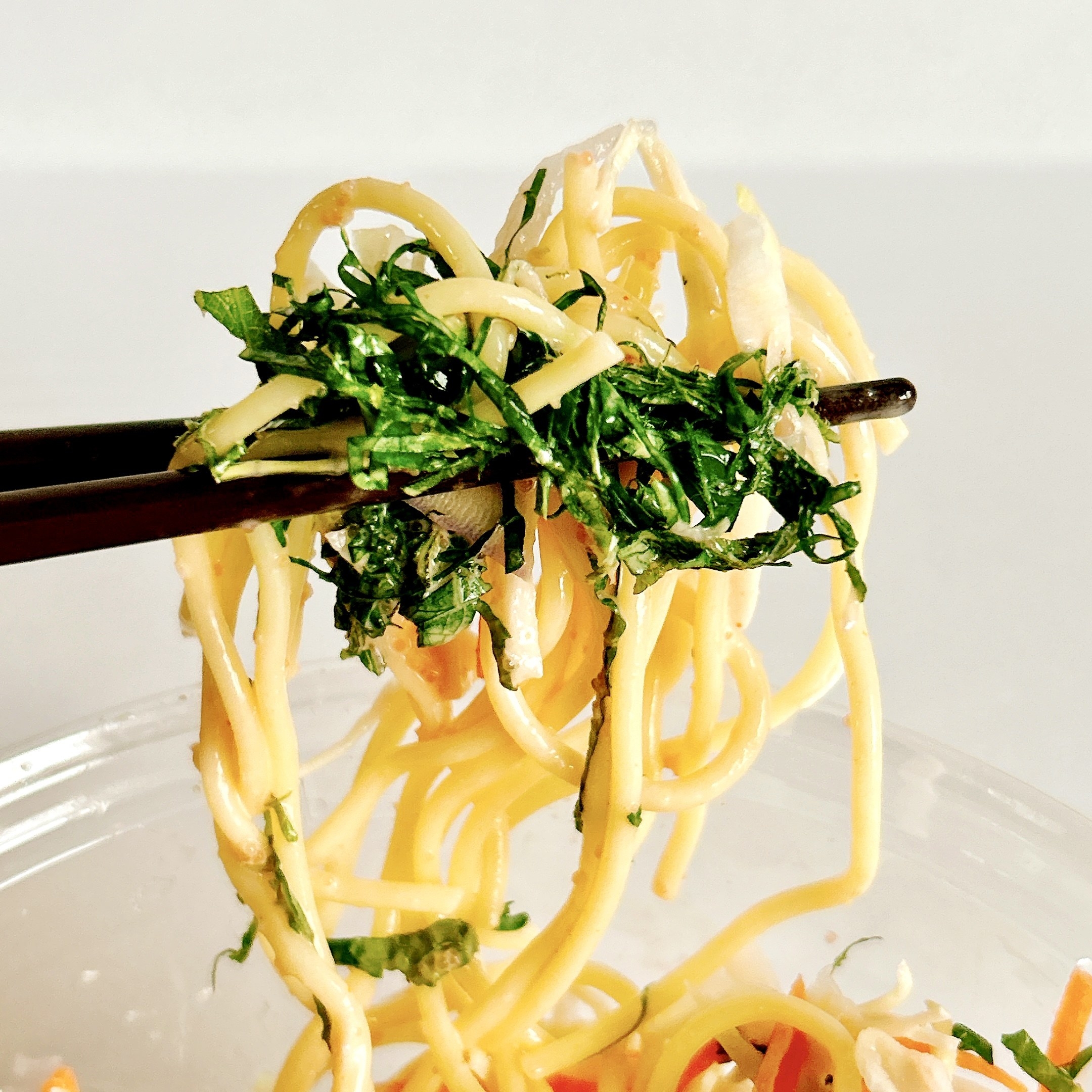 セブン‐イレブンのオススメのパスタサラダ「香り箱と大葉の明太子パスタサラダ」