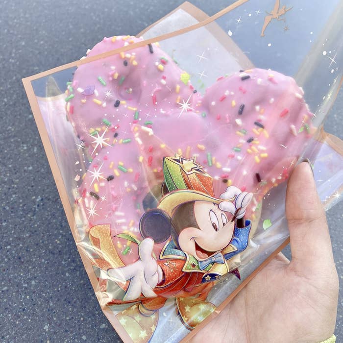 ディズニーシー限定のスペシャルメニュー「ティラミスドーナツ（アーモンド入り）」