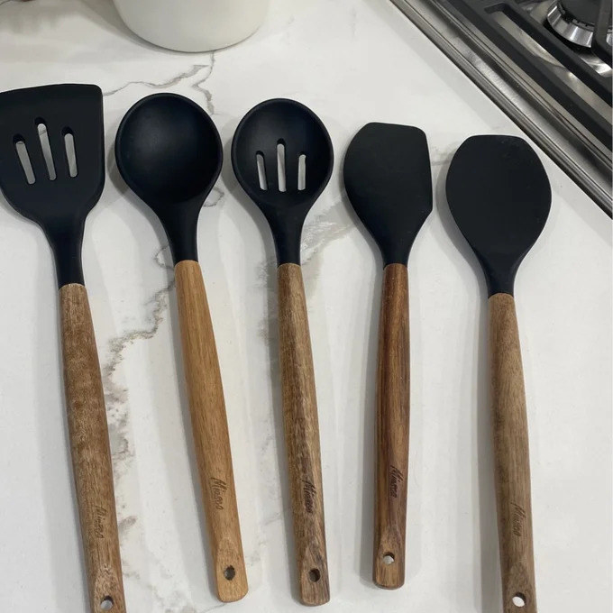 Review photo of the black utensil set