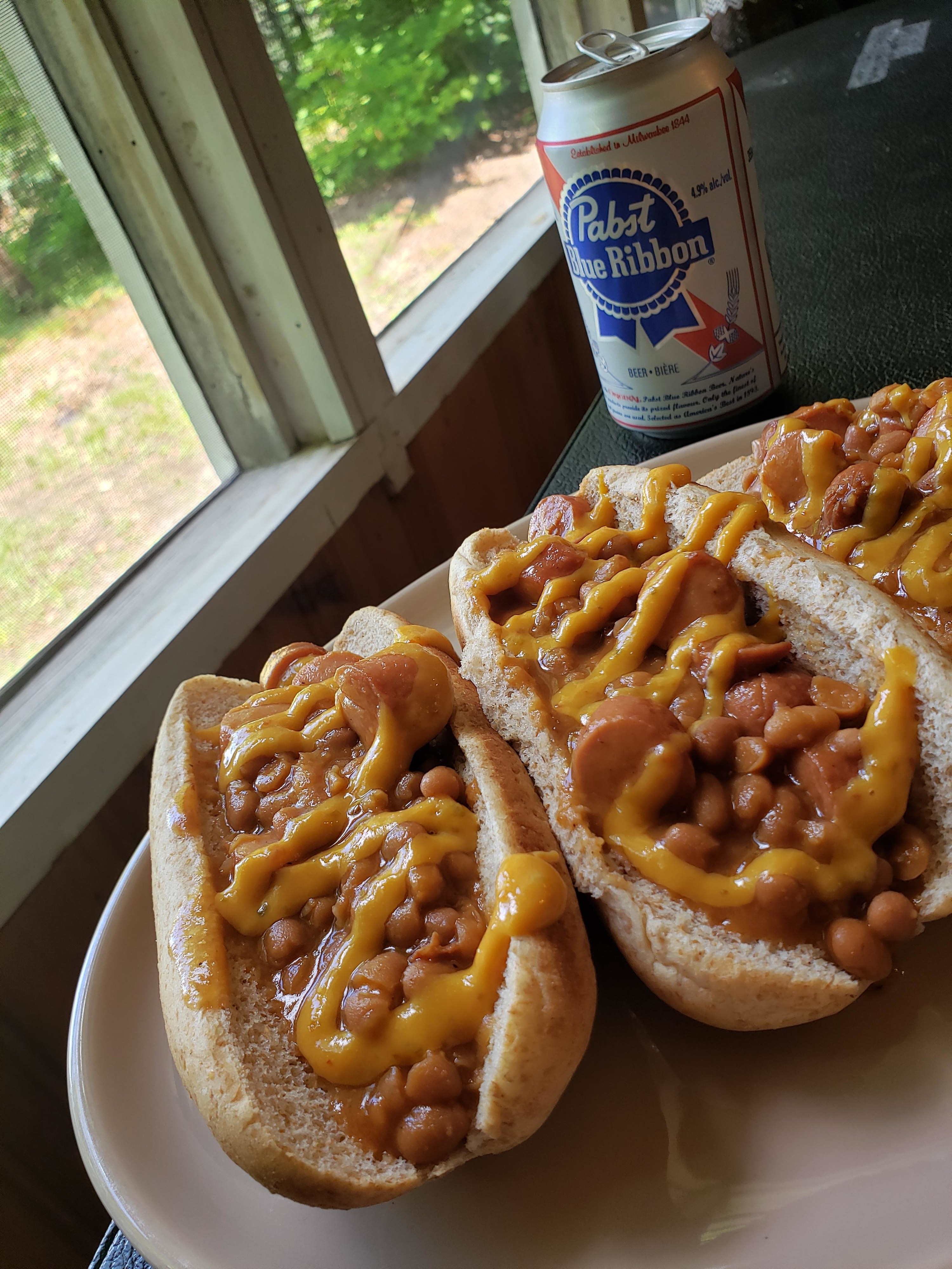 Baked beans and hot dog on a bun