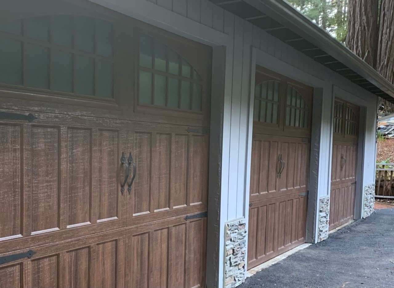 a reviewer&#x27;s garage with the panels on the lower quarter of each exterior wall