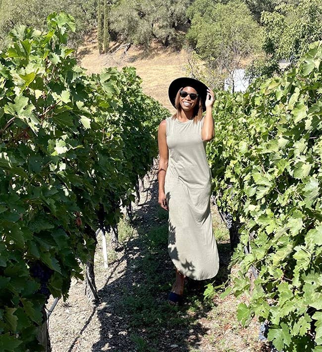 Reviewer successful vineyard wearing the airy greenish formal with sunhat