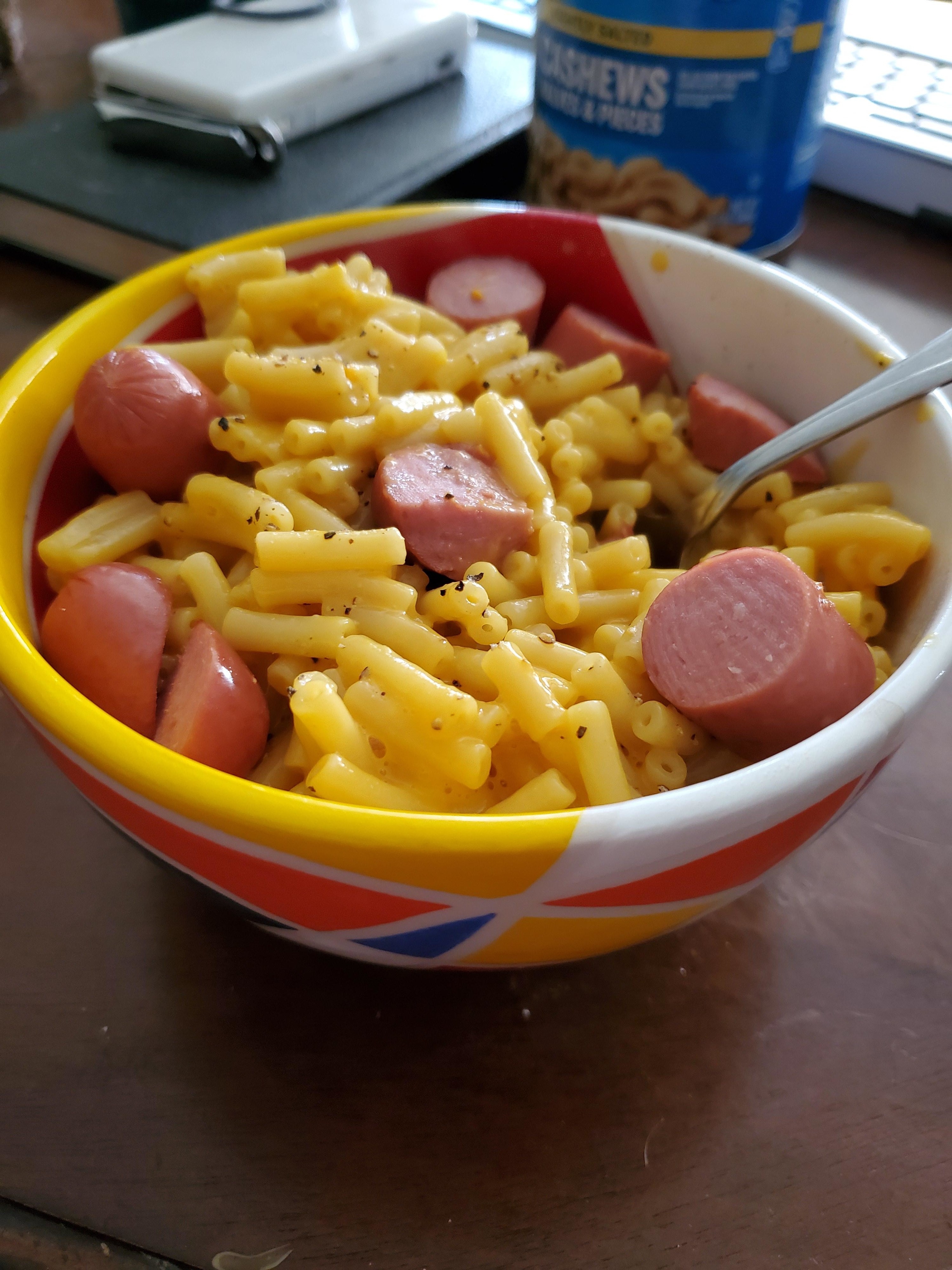 Mac &#x27;n&#x27; cheese with sliced hot dogs in a bowl