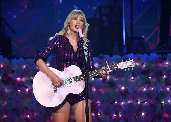 Taylor Swift playing guitar live