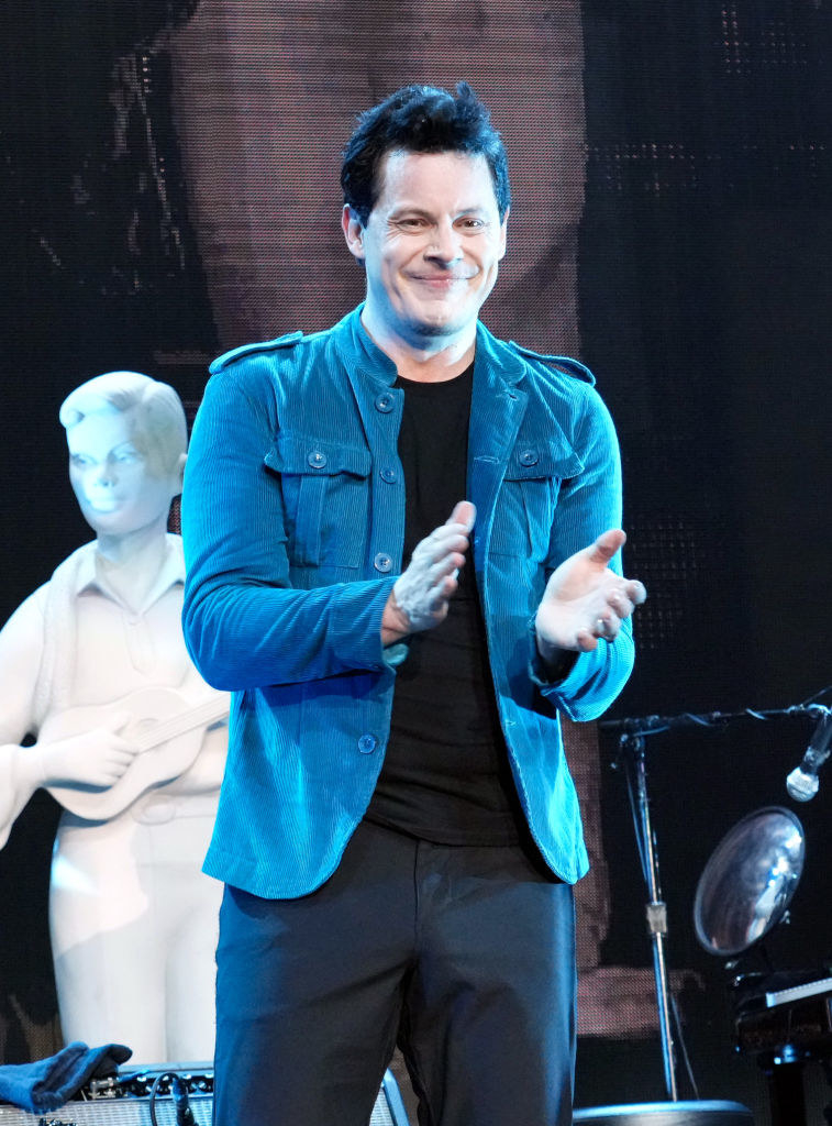 jack white clapping on stage