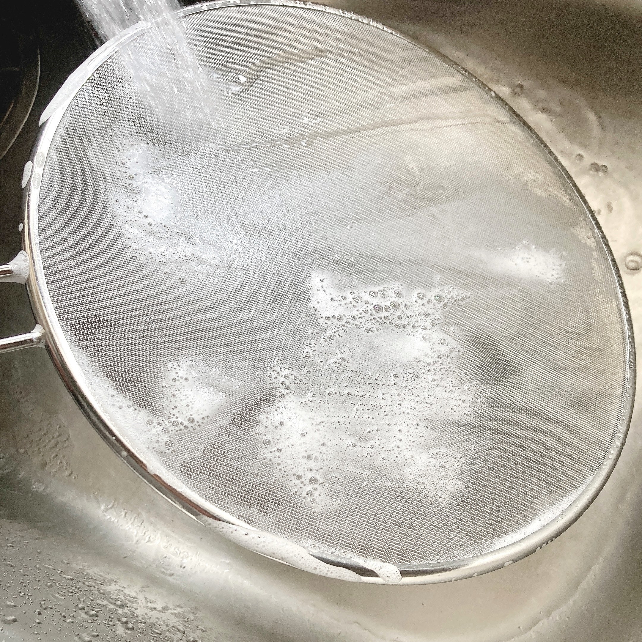 3coinsのおすすめアイデアグッズ「手持ち付き油跳ね防止ネット」