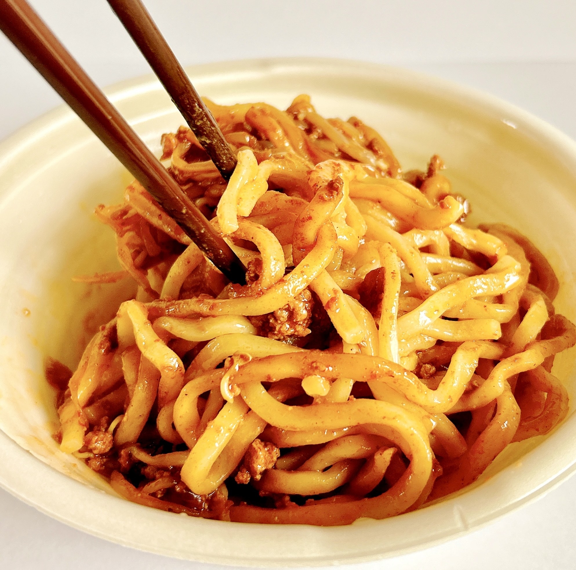 セブン‐イレブンのオススメの麺類「花椒の香りとラー油の辛味汁なし担々麺」