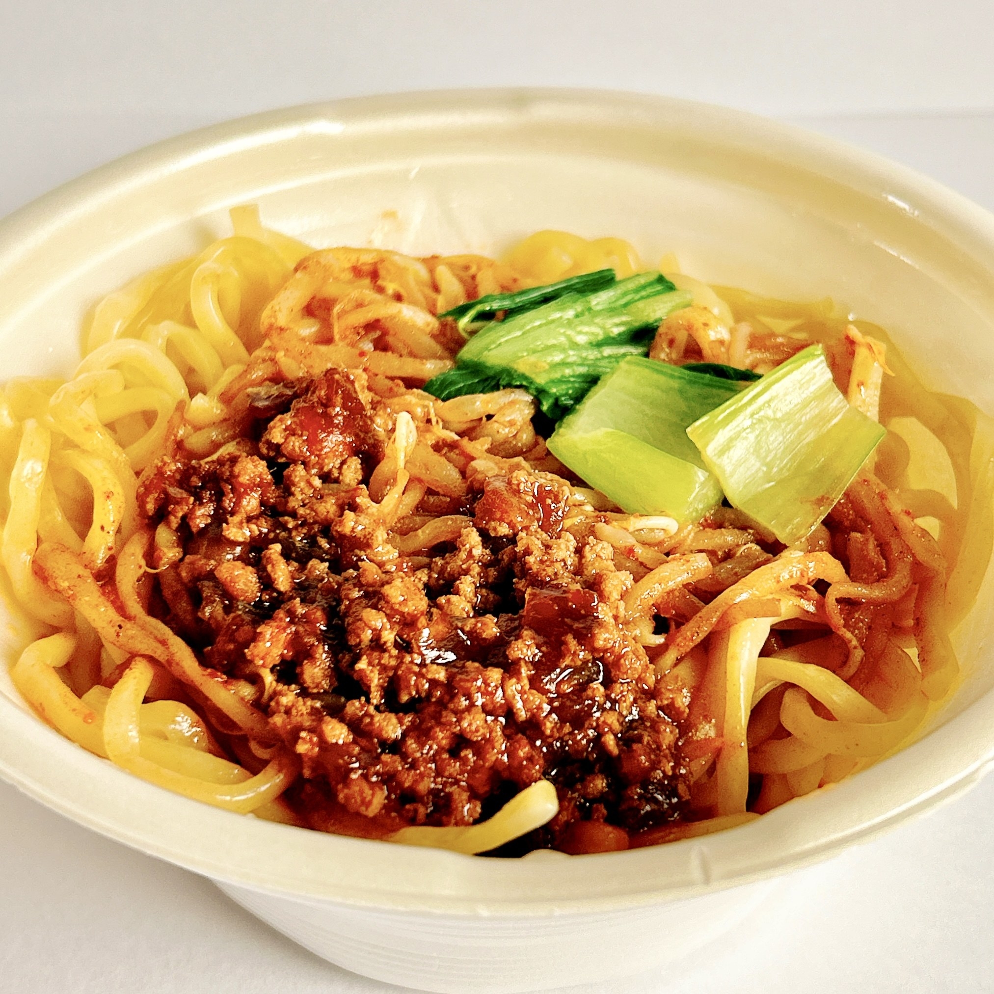 セブン‐イレブンのオススメの麺類「花椒の香りとラー油の辛味汁なし担々麺」