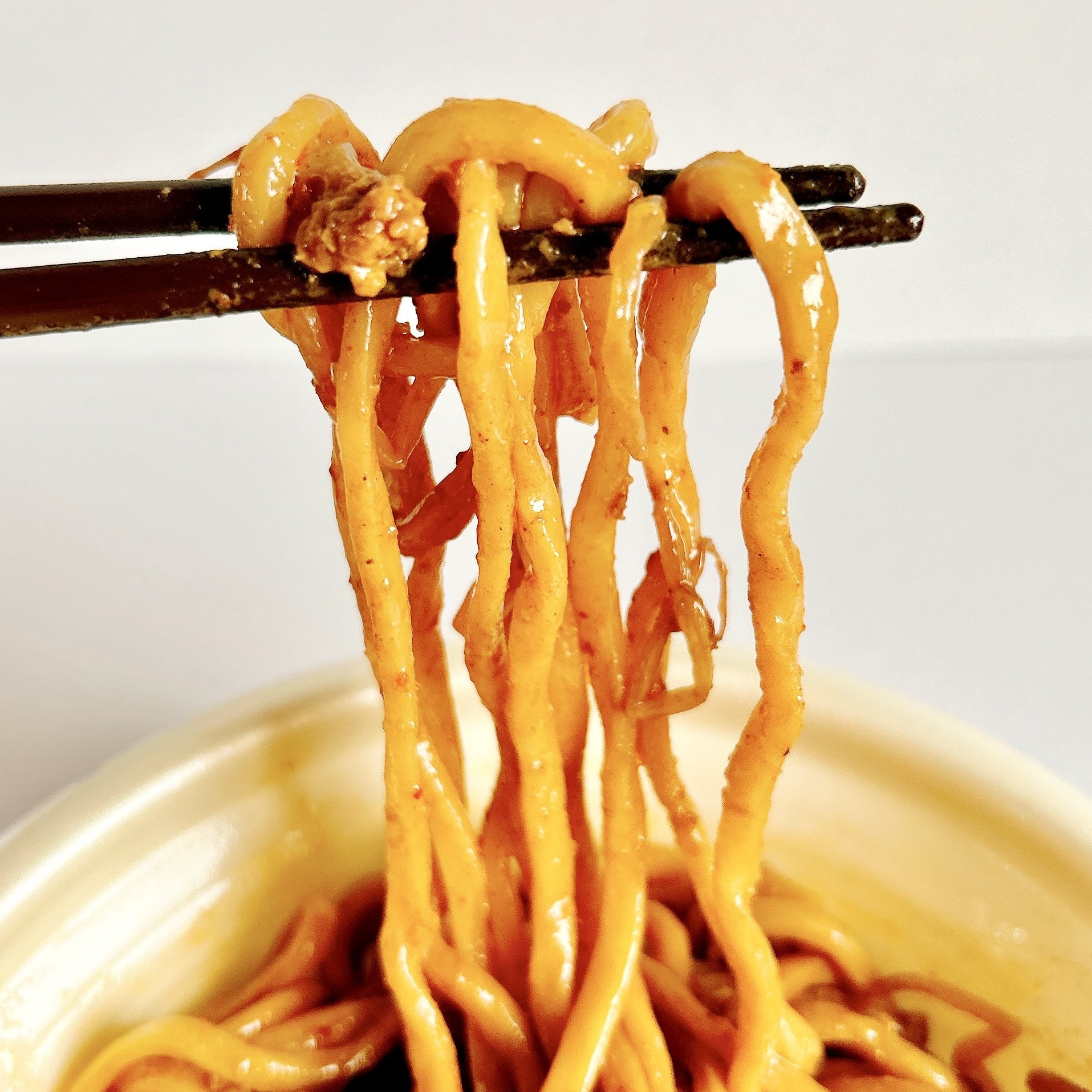 セブン‐イレブンのオススメの麺類「花椒の香りとラー油の辛味汁なし担々麺」