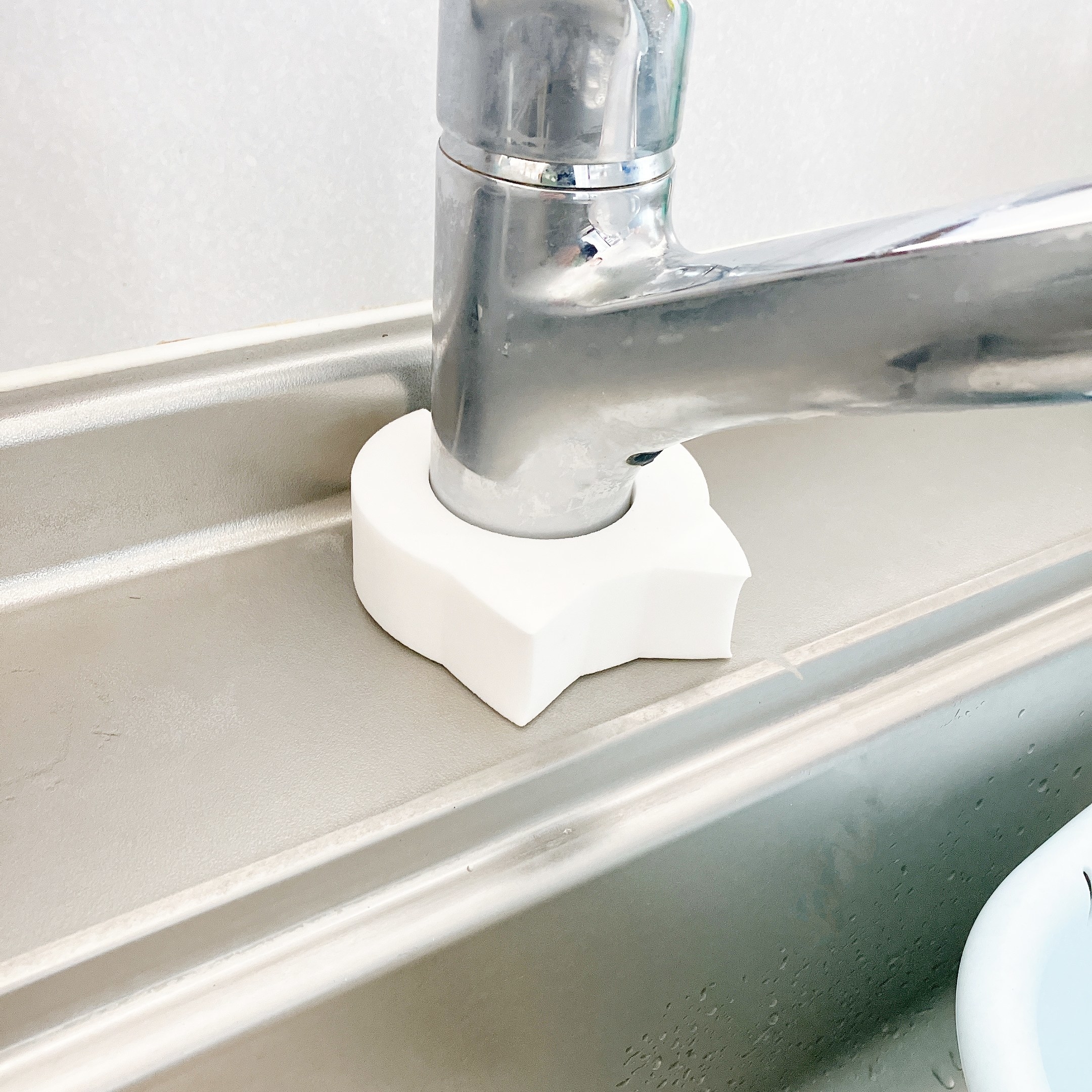 Seria（セリア）のおすすめキッチングッズ「PVA吸水スポンジ ねこ型 蛇口用」