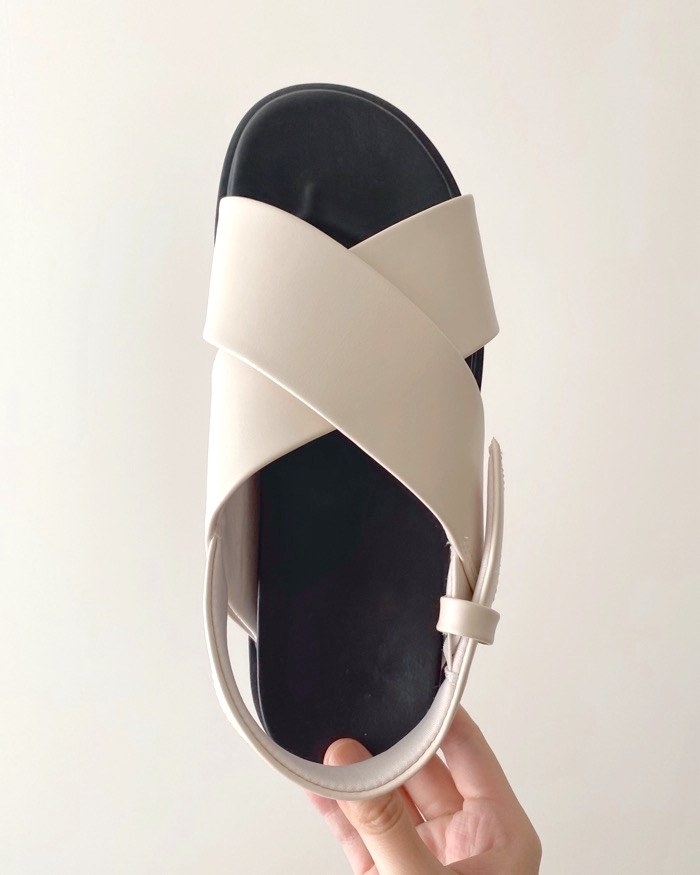 ユニクロのオススメのサンダル「バックストラップサンダル」