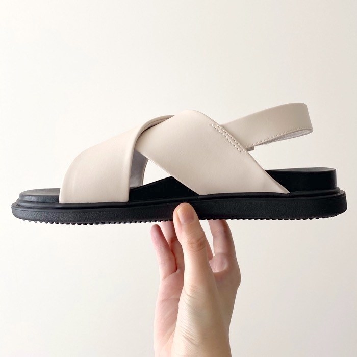 ユニクロのオススメのサンダル「バックストラップサンダル」