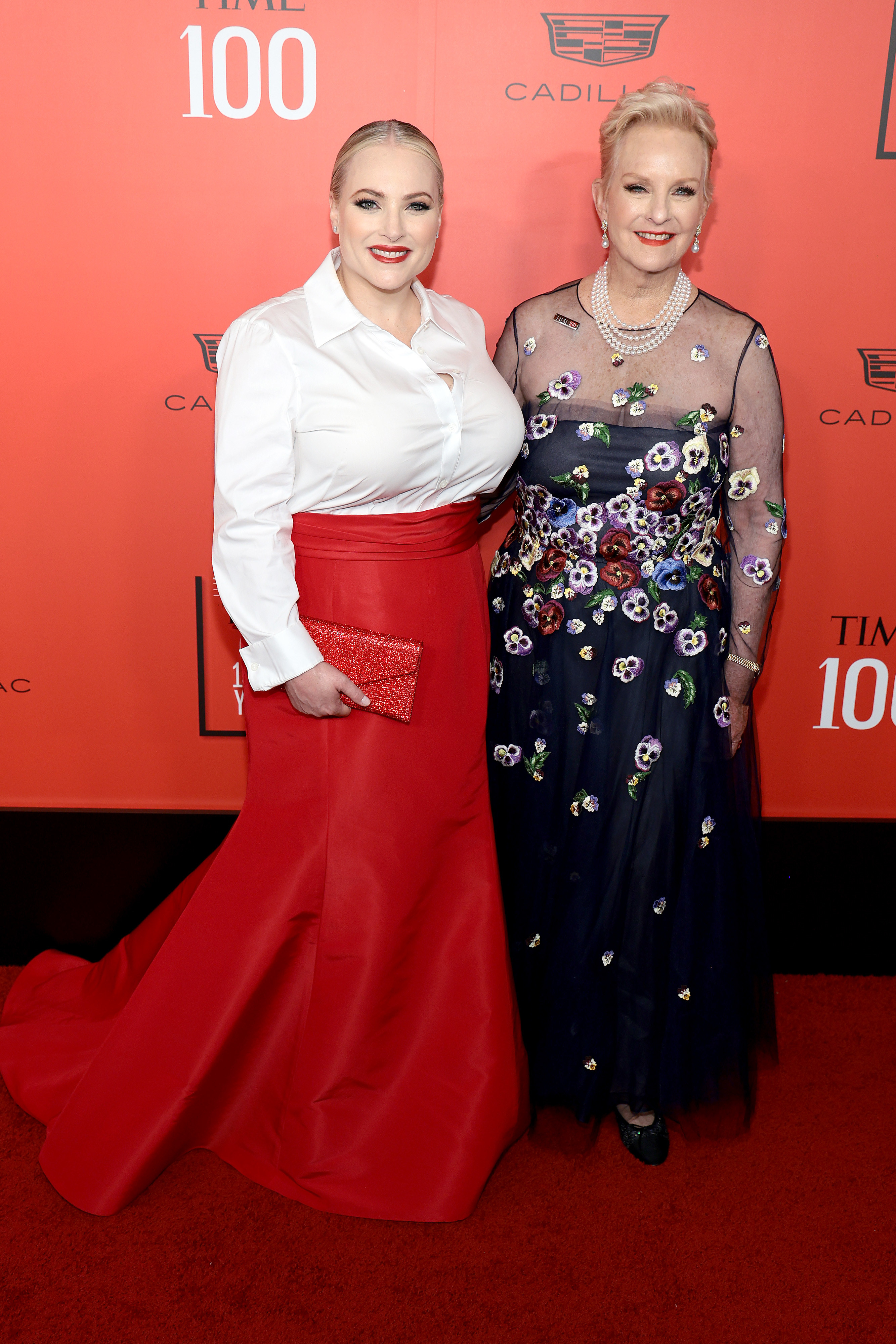 Meghan with her mom, Cindy McCain, on the red carpet