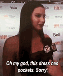 Jennifer Lawrence realizes her dress has pockets while getting interviewed