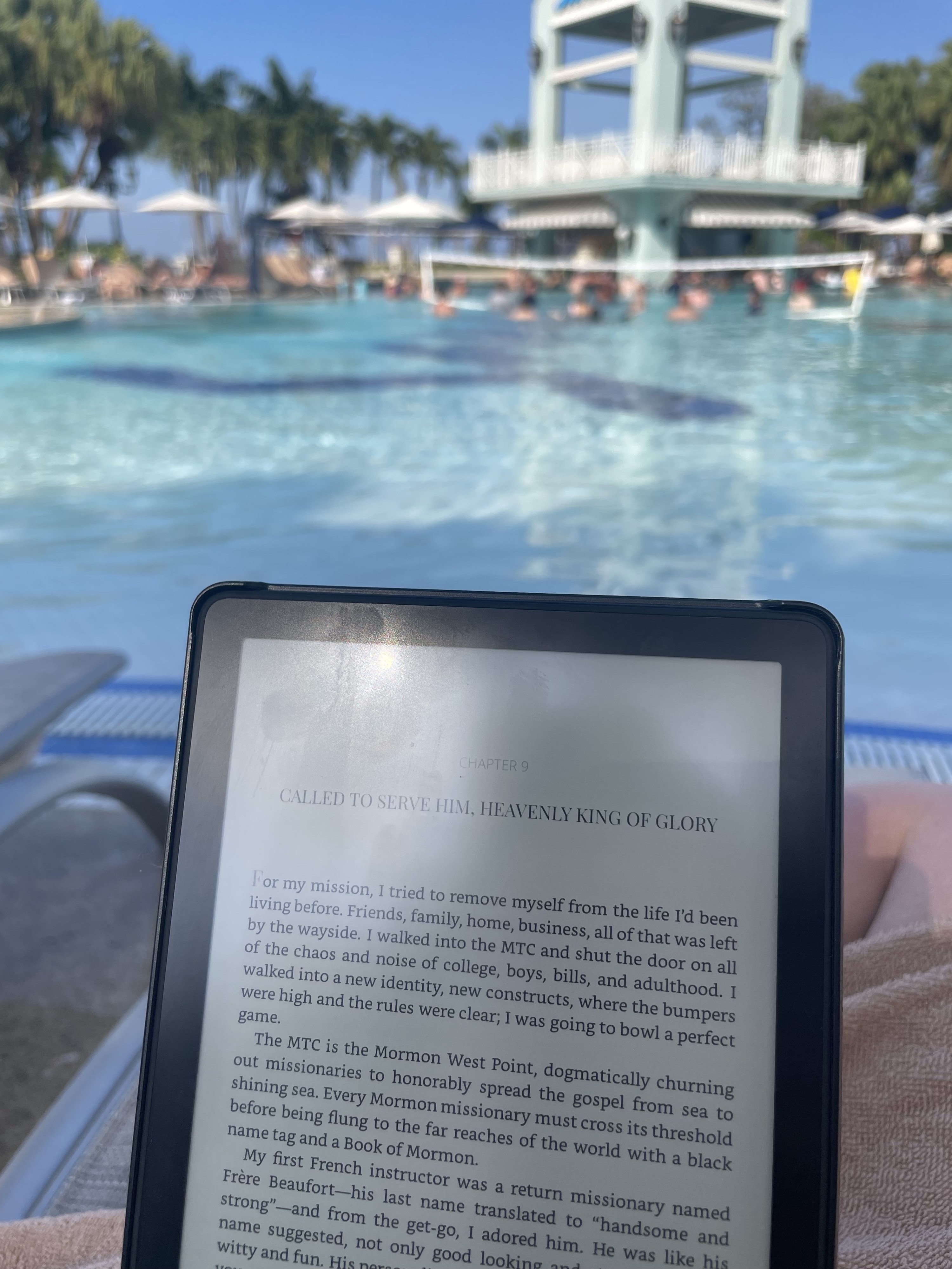 BuzzFeeder using a Kindle Paperwhite by the pool