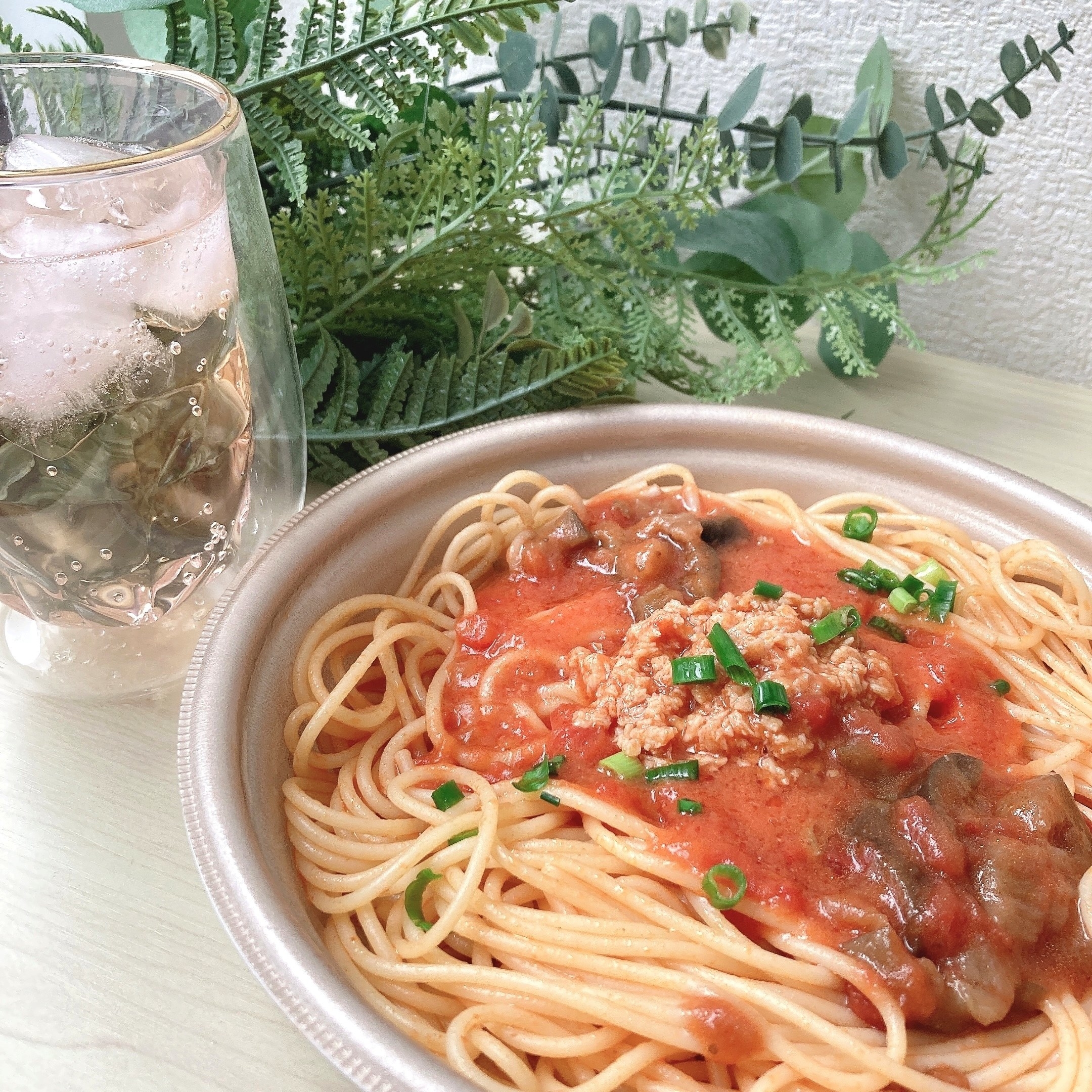 セブン-イレブンのオススメのパスタ「なすのトマトソースパスタ 大豆ミート使用」