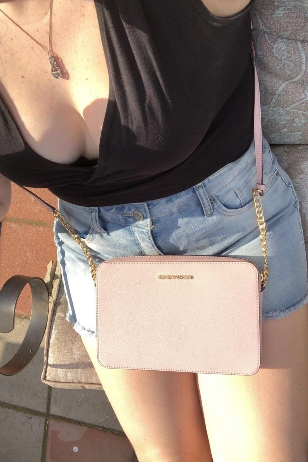 a reviewer with the light pink bag on her lap