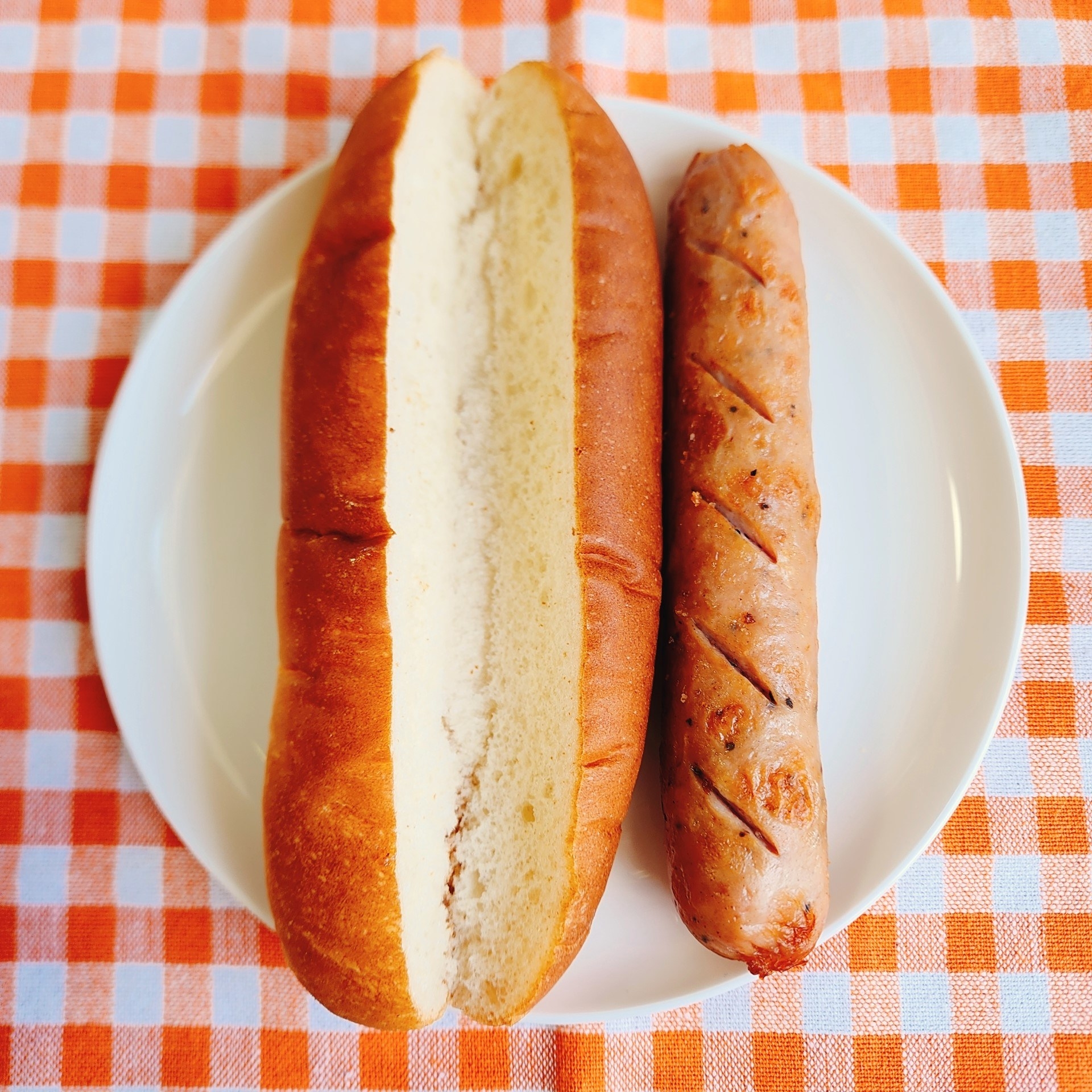 LAWSON(ローソン)のおすすめパン「HOTチリソースドッグ」