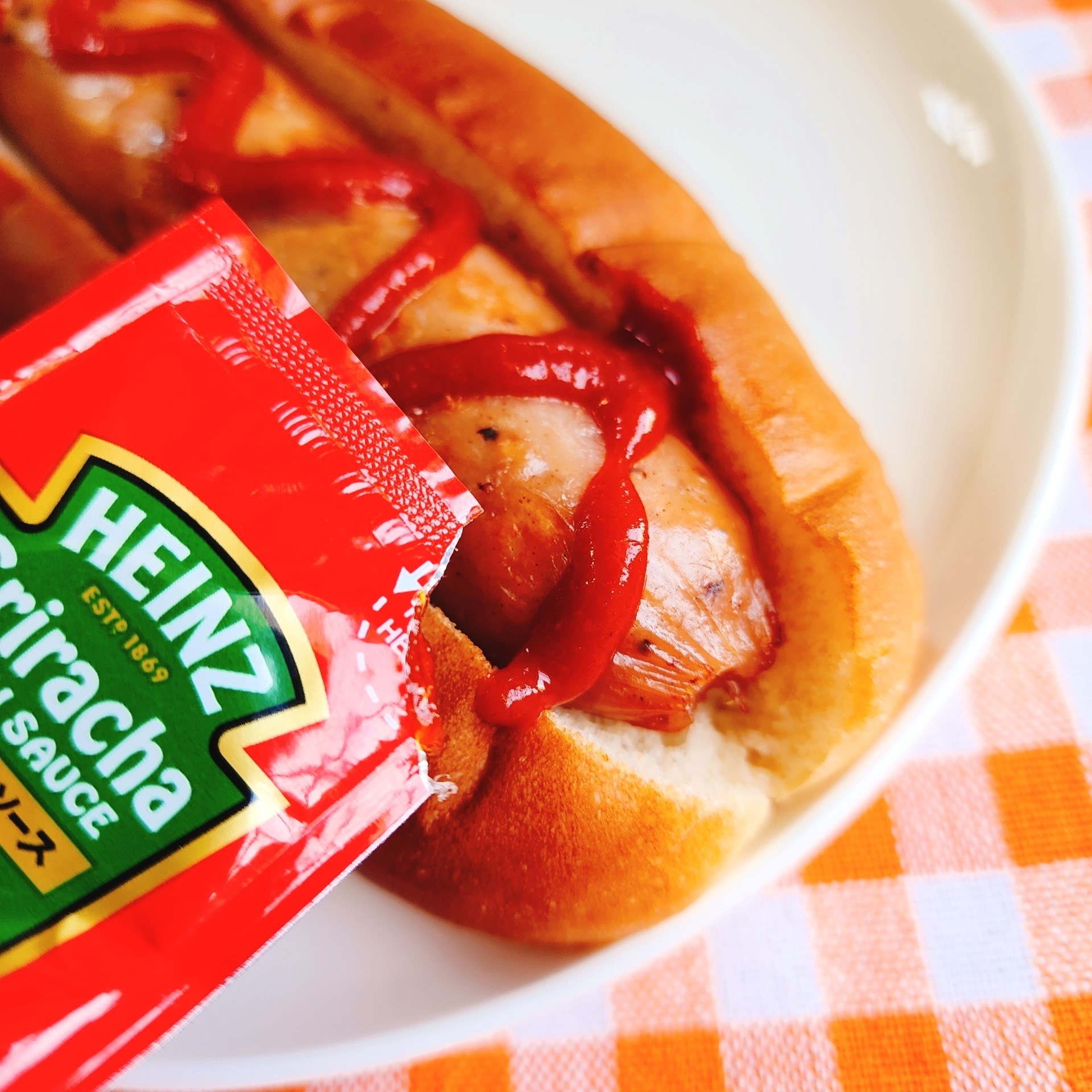 LAWSON(ローソン)のおすすめパン「HOTチリソースドッグ」