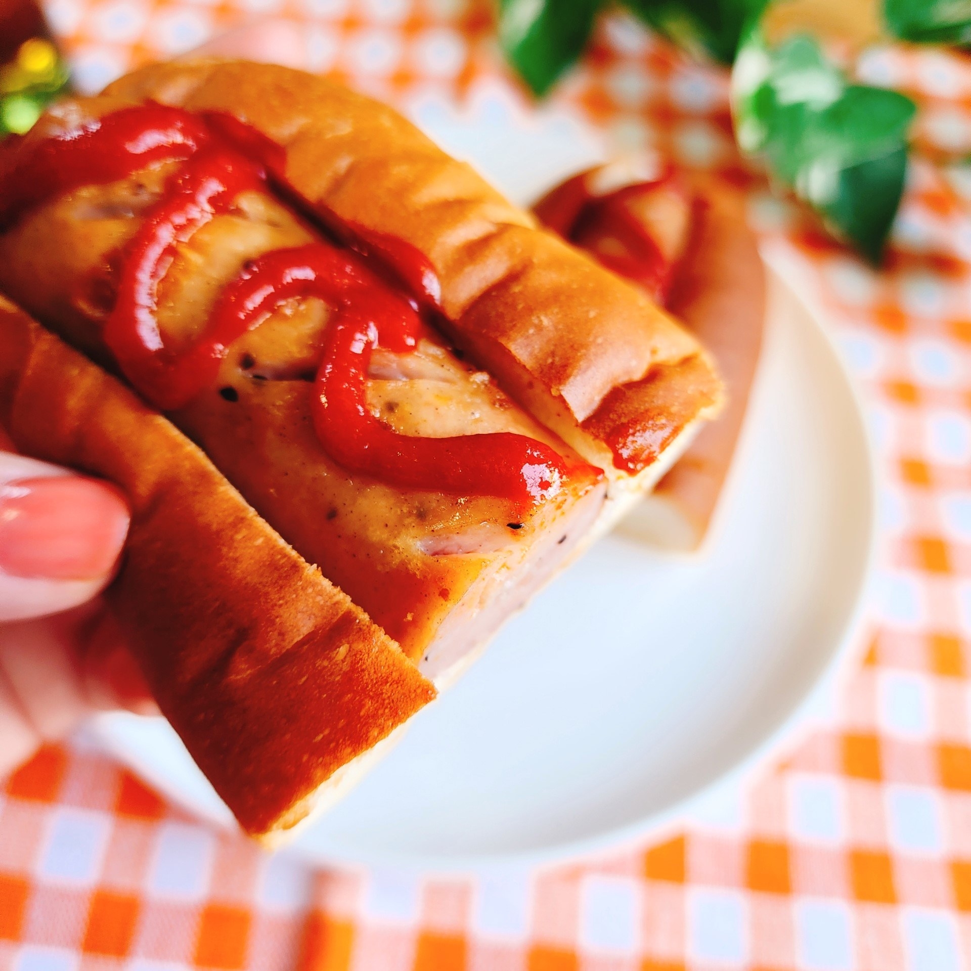 LAWSON(ローソン)のおすすめパン「HOTチリソースドッグ」