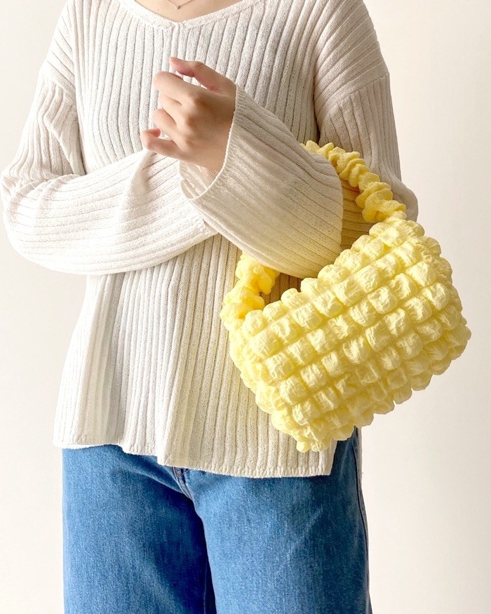 GU（ジーユー）のオススメのバッグ「ポップコーンワンハンドルバッグ」のコーディネート